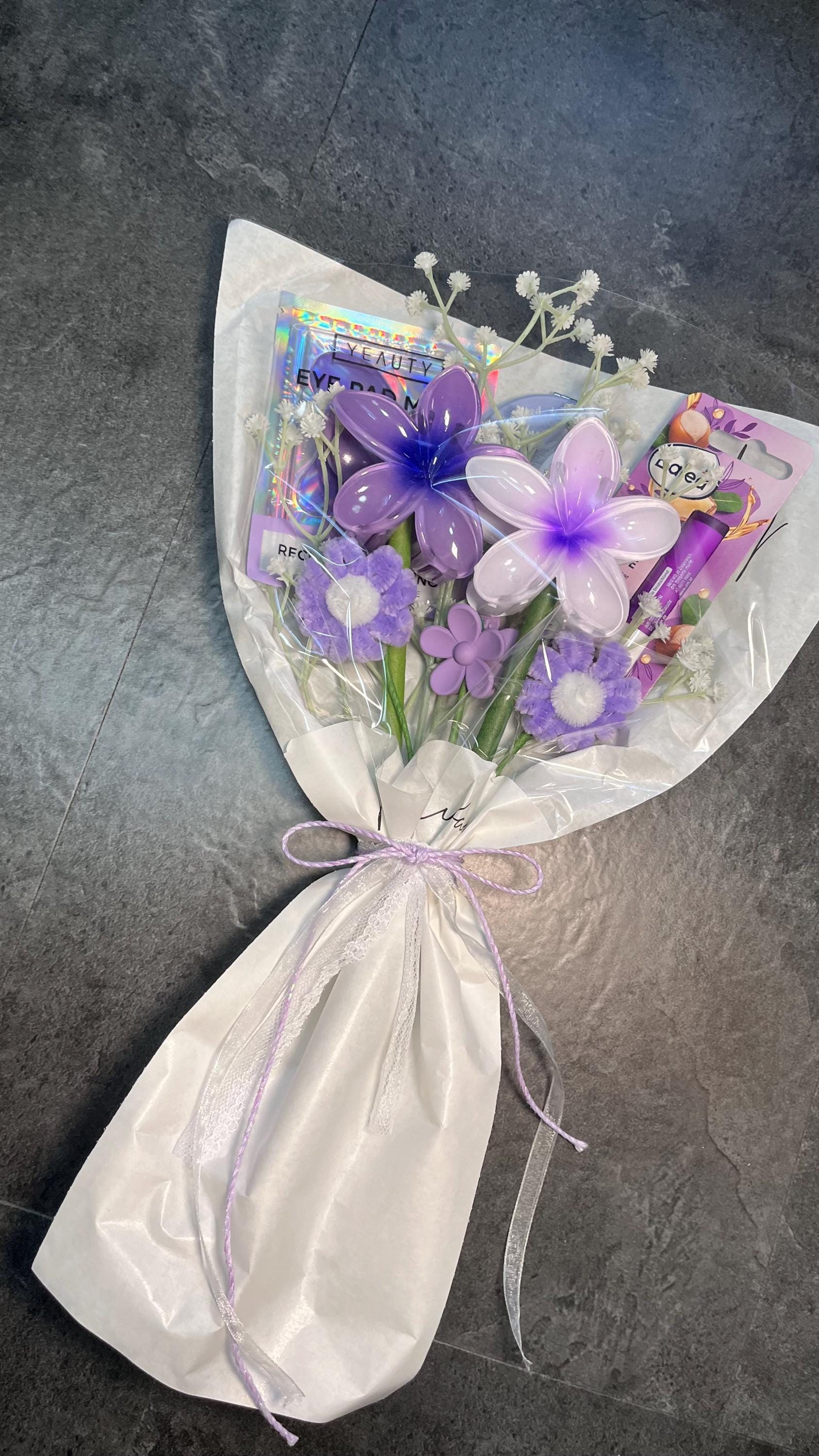 Lavender Bliss - Geschenkstrauß in Lila | Wellness Geschenk Mit Pflegeprodukten, Haarspangen & Taschenspiegel von Etsy - StudioZenea