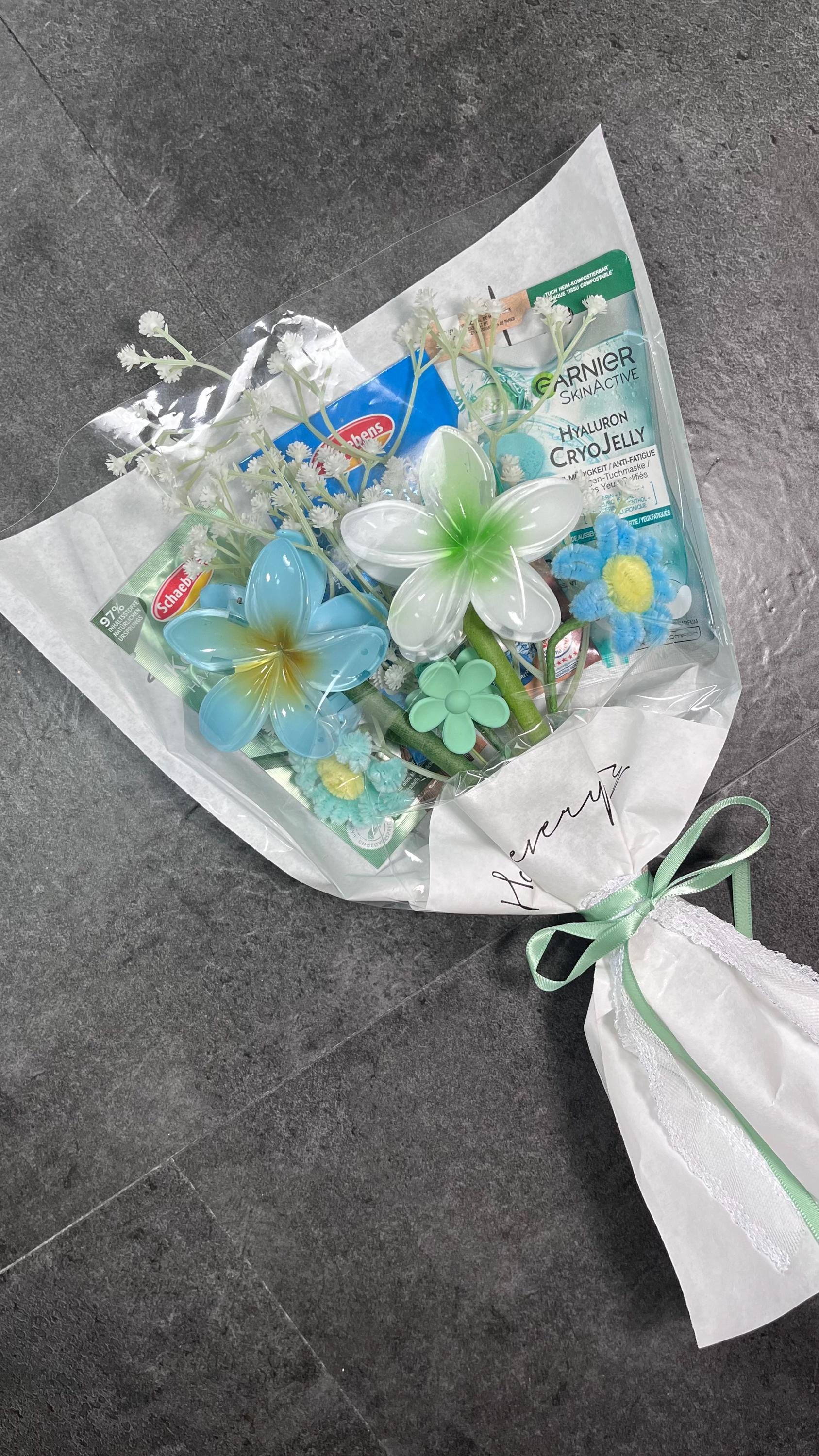 Minty Breeze - Geschenkstrauß in Blau/Weiß | Wellness Geschenk Mit Pflegeprodukten & Haarspangen von Etsy - StudioZenea