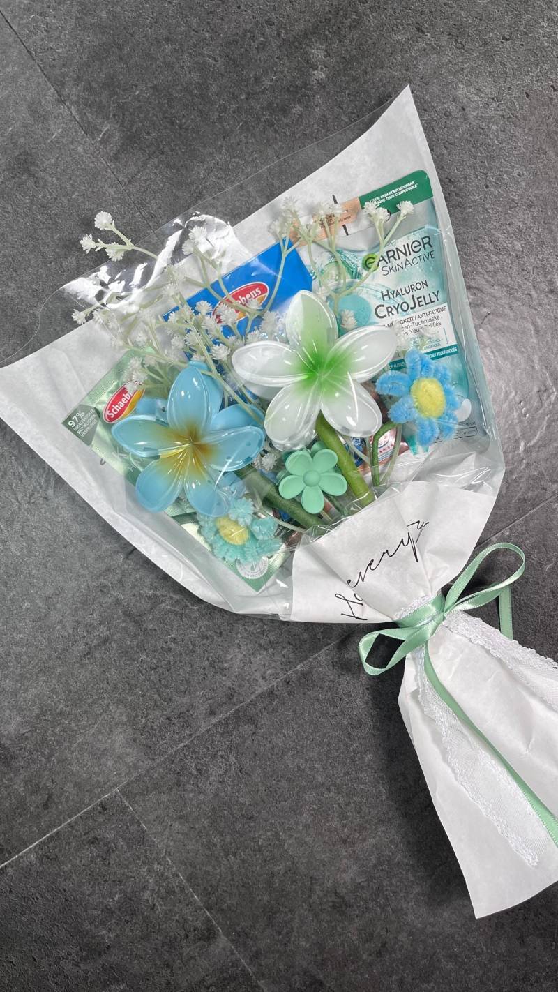 Minty Breeze - Geschenkstrauß in Blau/Weiß | Wellness Geschenk Mit Pflegeprodukten & Haarspangen von Etsy - StudioZenea