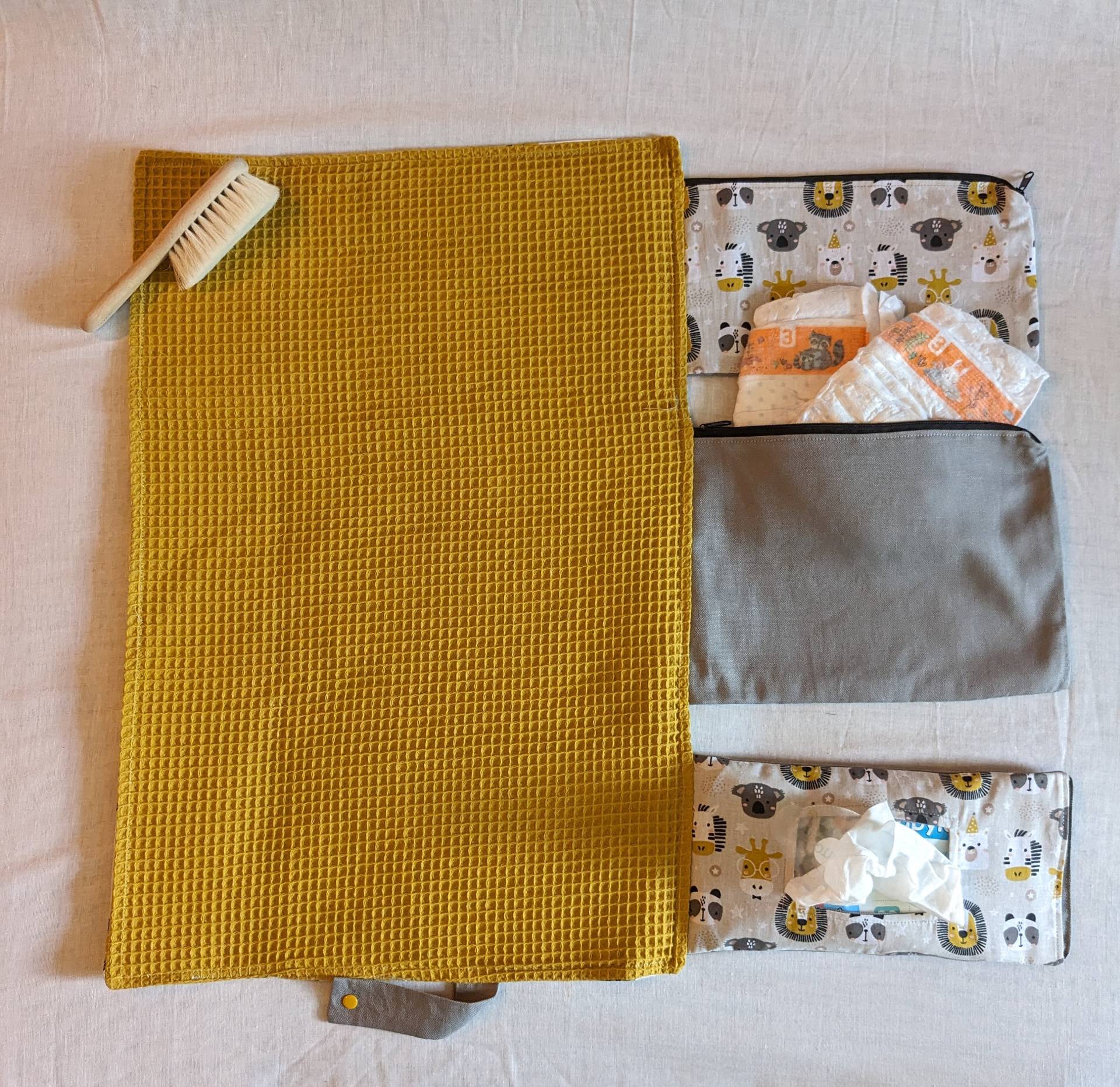 Wickel-Windeltasche "Der Löwe Und Der Frosch Senfgelb" Für Unterwegs, Windeltasche Mit Wickelunterlage Wickel-Windeltasche "Der Löwe Und Der Frosch Senfgelb" Für Unterwegs, Windeltasche Mit Wickelunterlage von Etsy - StumblingShop