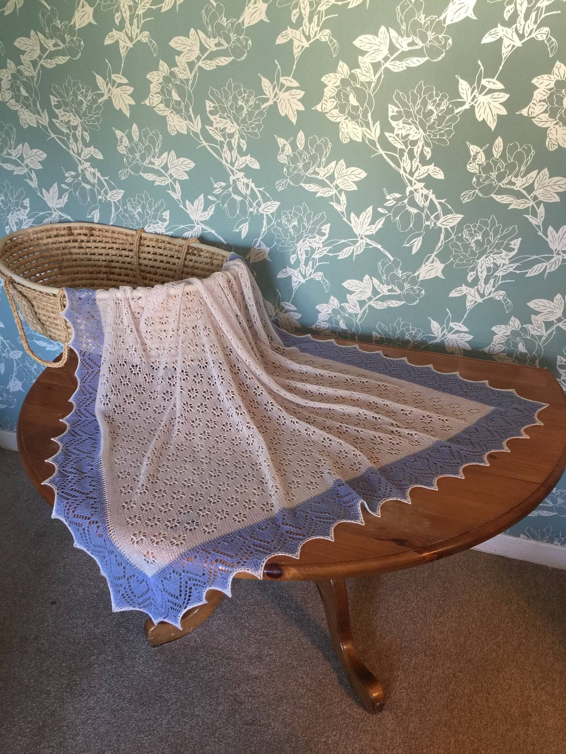 Wunderschöne Baby Stola/Decke Aus 100% Reinem Kaschmir. Col. Antik Weiß/Blau von Etsy - StunningCashmereLace