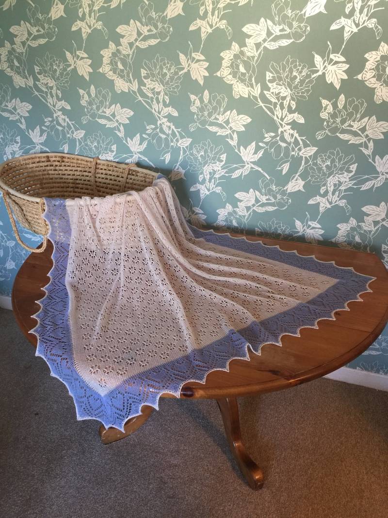 Wunderschöne Baby Stola/Decke Aus 100% Reinem Kaschmir. Col. Antik Weiß/Blau Wunderschöne Baby Stola/Decke Aus 100% Reinem Kaschmir. Col. Antik Weiß/Blau von Etsy - StunningCashmereLace