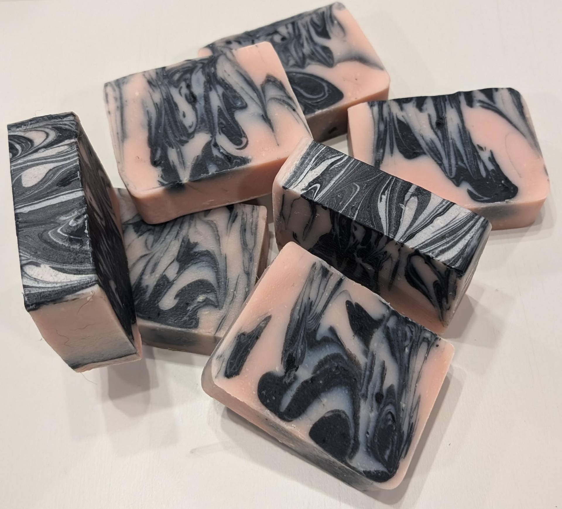 Schwarze Himbeere Mit Holzkohle Ziegenmilchseife | 5+ Oz Schwarze Himbeere Mit Holzkohle Ziegenmilchseife | 5+ Oz von Etsy - SugarPepperSoaps