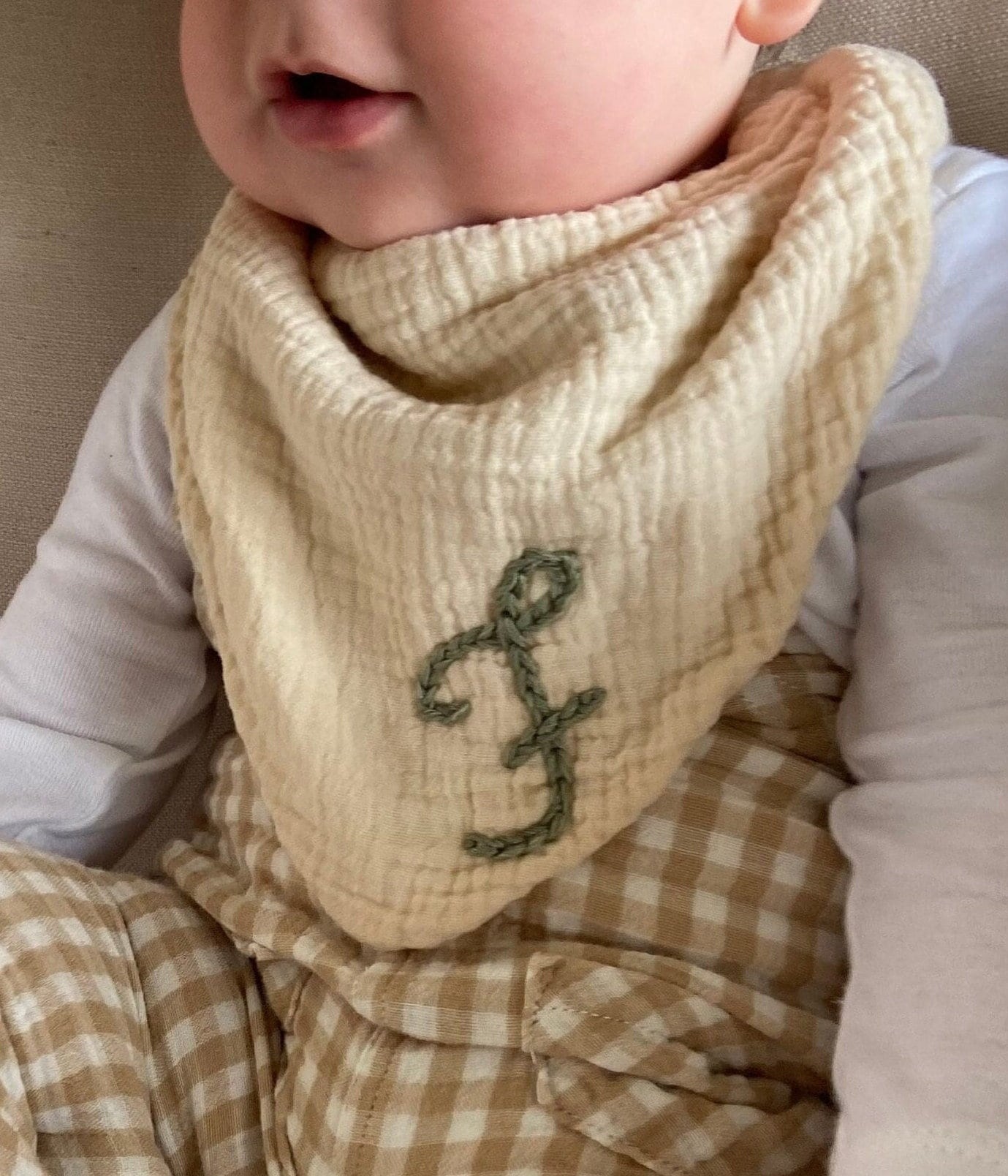 Personalisierte Bestickte Musselin Baby Bandana Lätzchen Initiale Oder Name von Etsy - SunshineMadeGoodsCo