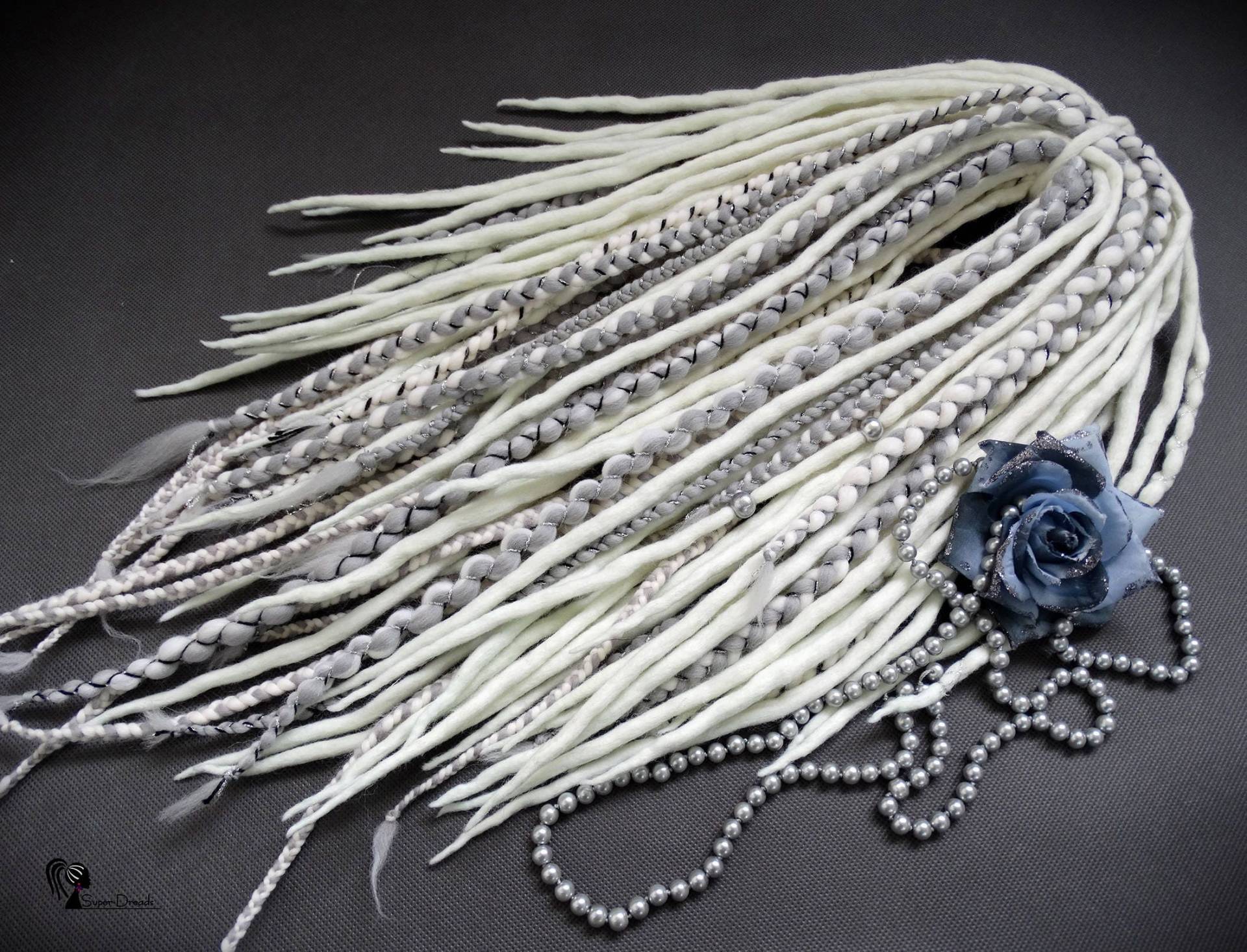 Weiß & Grau Wolle Dreadlocks Geflochtene Dreads Mit Perlen von Etsy - SuperDreadsArt