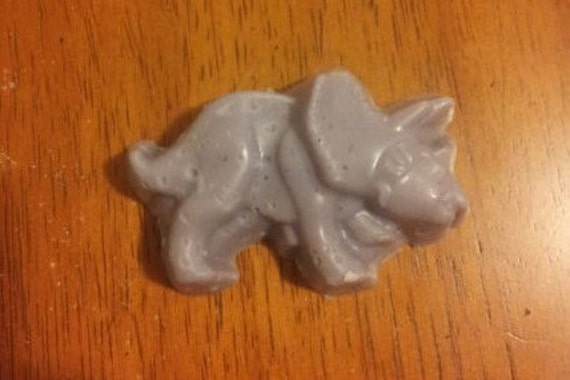 Dinosaurier-Soap-Triceratops Zwei Seifen T-Rex Dinosaurier Brontosaurus Langen Hals Stegosaurus Ankylosaurus Pterosaurier Triceratops Kinder von Etsy - SustainableSoapShop