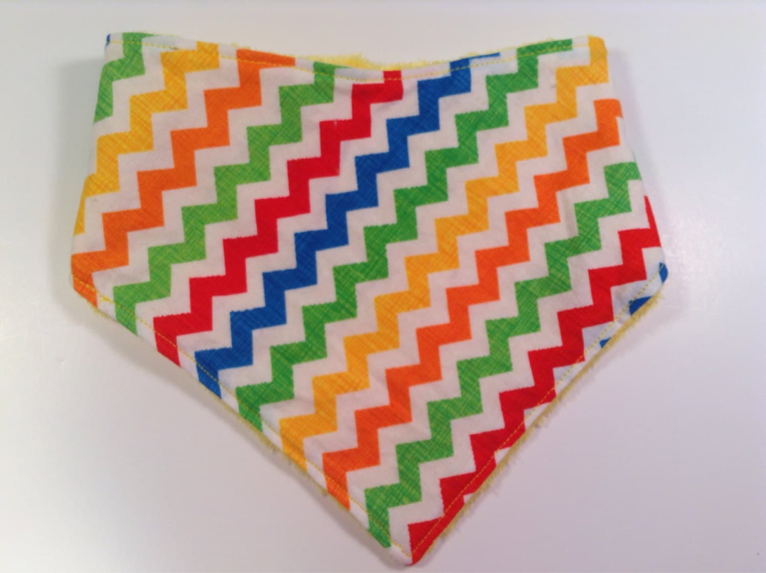 Primäre Chevron Print Wende Minky Bandana Beißring - Baby Lätzchen Bibdana Jungen Oder Mädchen Babypartygeschenk Kleinkind von Etsy - SweetBabyJaneCo