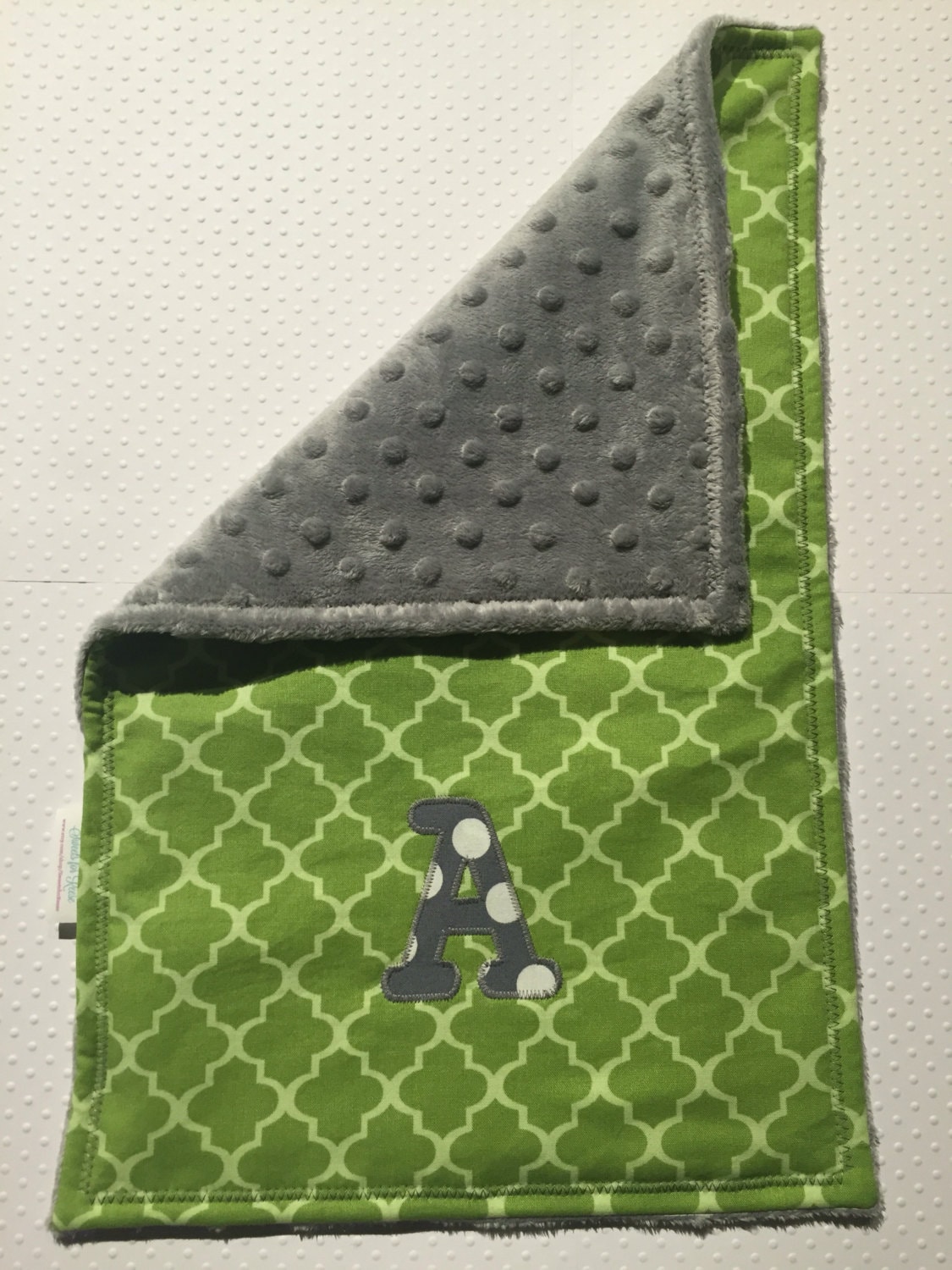 Grünes Quatrefoil Monogramm Spucktuch Grünes Quatrefoil Monogramm Spucktuch von Etsy - SweetsforReese