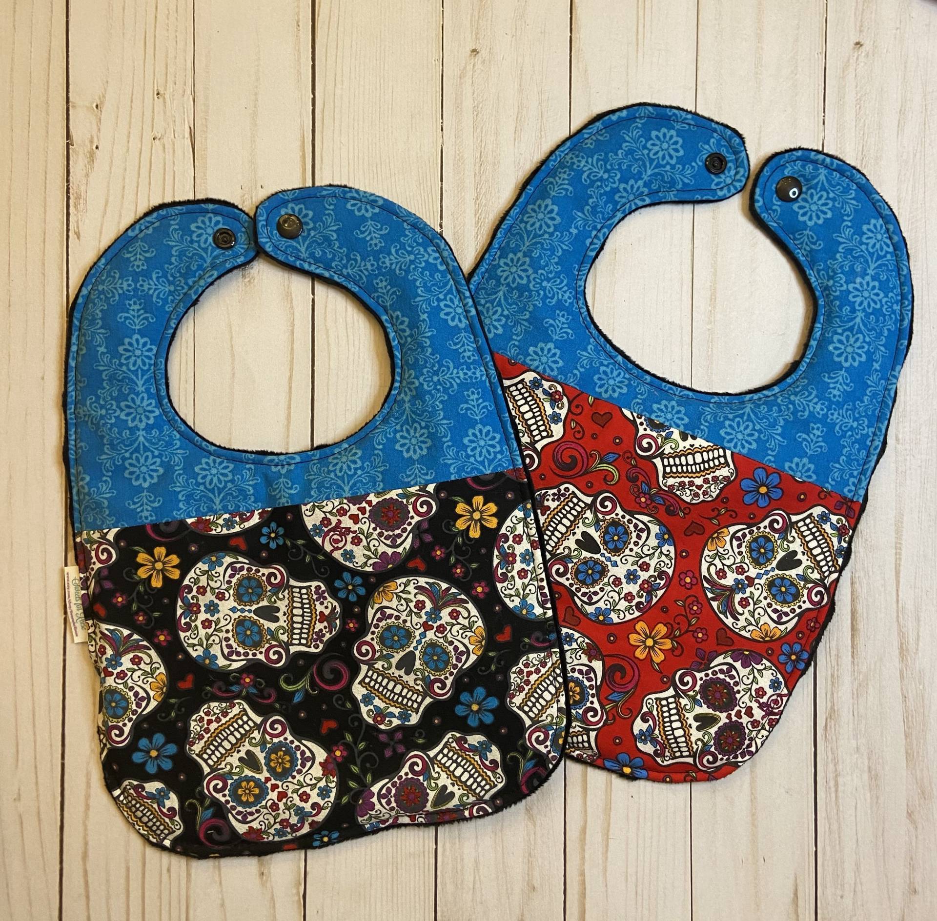 Halloween Dia De Los Muertos Sugar Skulls Kleinkind Lätzchen Schwarz Oder Rot | Passt Bis 24 Monate von Etsy - SweetsforReese