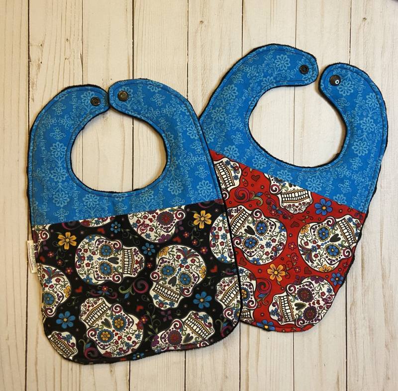 Halloween Dia De Los Muertos Sugar Skulls Kleinkind Lätzchen Schwarz Oder Rot | Passt Bis 24 Monate von Etsy - SweetsforReese