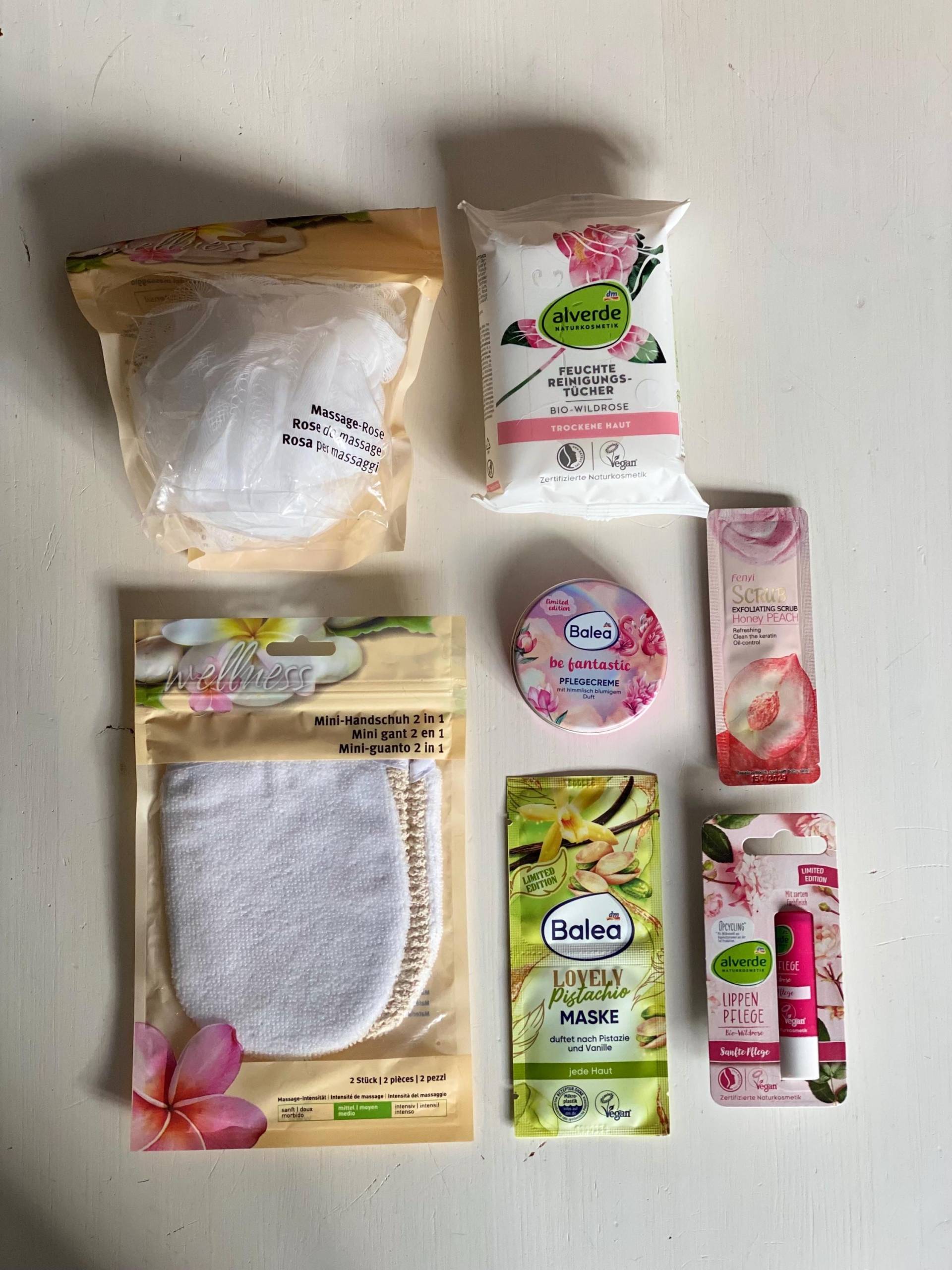 Wellness Geschenkset Rosa Grün, Lippenpflege Pistachio Maske, Pflegecreme Be Fantastic, Tücher Wildrose, Mini Handschuh 2In1, Massage Rose von Etsy - SwissCravings