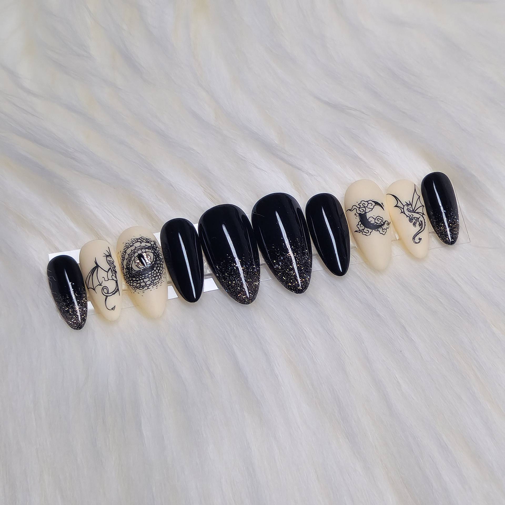 Dragon Press On Nails, Black, Cream, Gold, Glitter von Etsy - SymbelNails