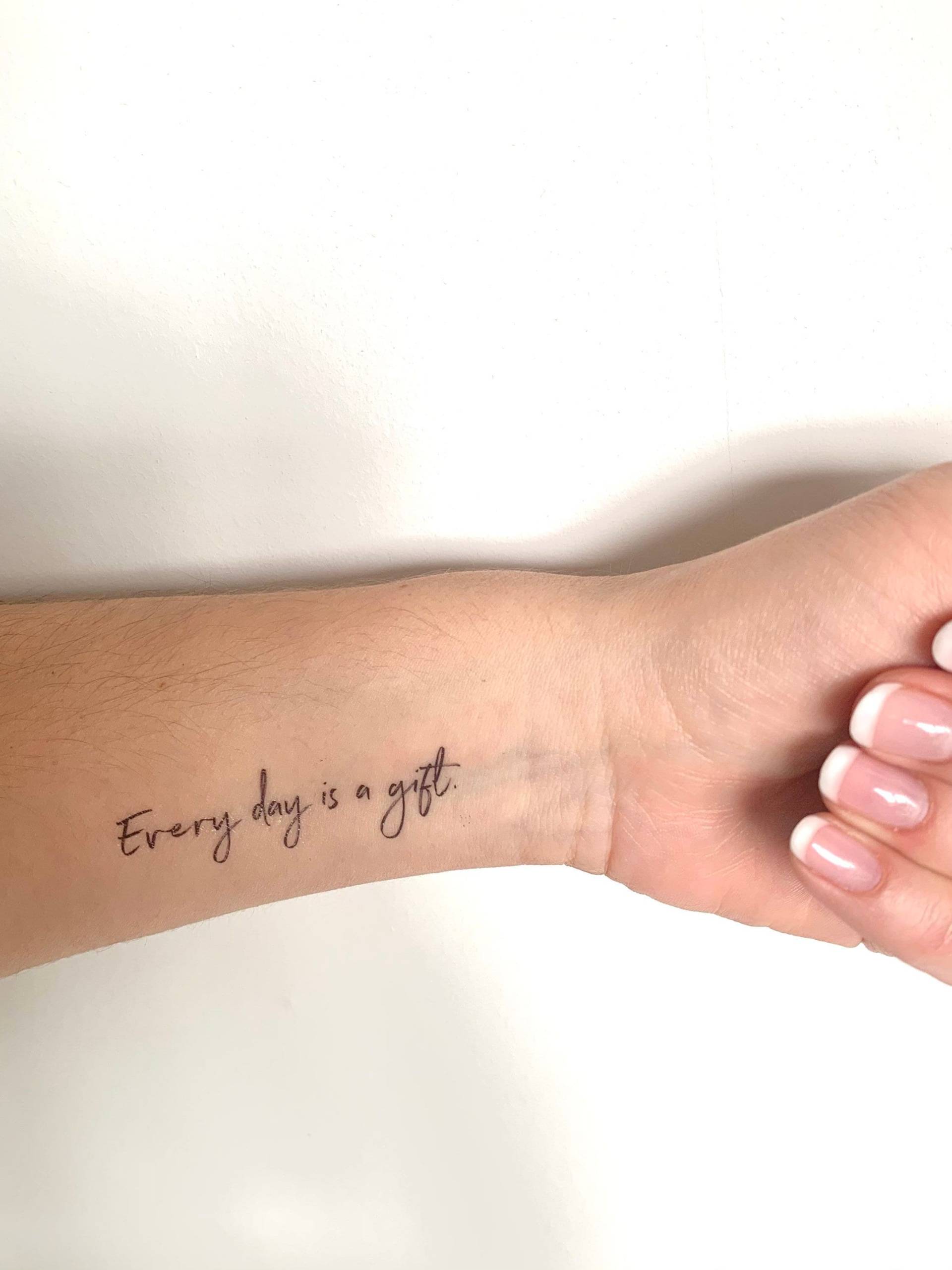 Jeder Tag Ist Ein Geschenk | 2Er-Set - Temporäres Tattoo Jeder Tag Ist Ein Geschenk | 2Er-Set - Temporäres Tattoo von Etsy - TATTOODAY