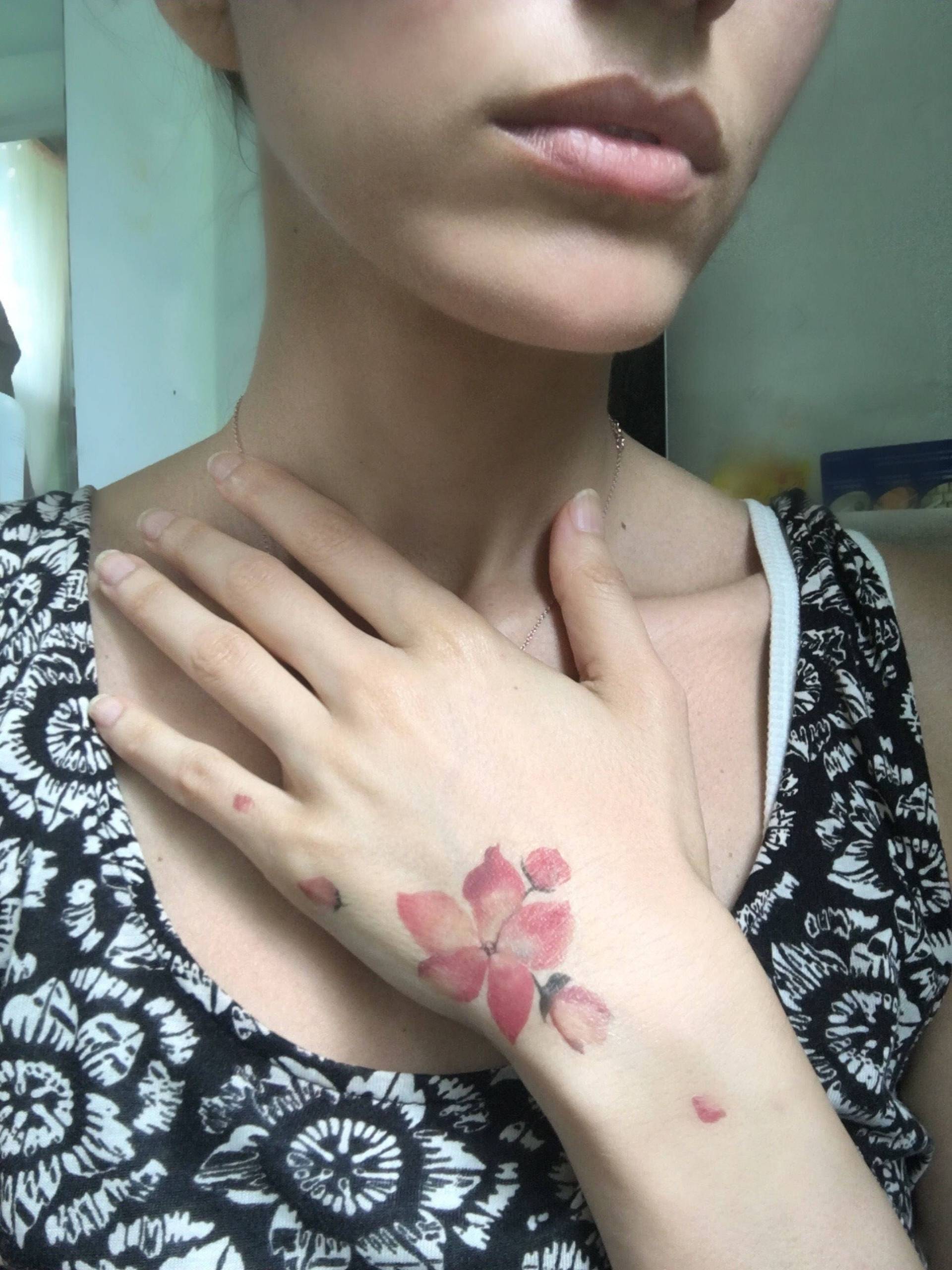 Blume Temporäres Tattoo. Rosa Zarte Blüten Blumen Benutzerdefinierte Größe. Individualisierbar Mit Worten Oder Zitat von Etsy - TATTOOSBYFRENZYFLARE