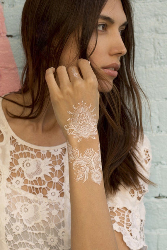 Weiß Temporäre Tattoos Packung Mit 10 Blättern, Weiße Henna-Tattoos, Floral, Mehndi, Geometrisch, Accessorize Hände, Finger Und Körper Weiß Temporäre Tattoos Packung Mit 10 Blättern, Weiße Henna-Tattoos, Floral, Mehndi, Geometrisch, Accessorize Hände, Finger Und Körper von Etsy - TATTOOSBYFRENZYFLARE