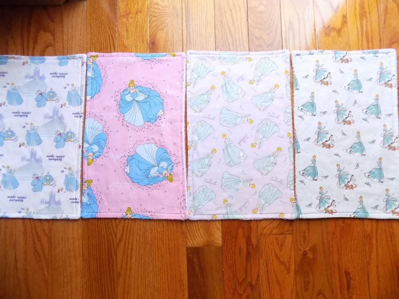 Set 4 Cinderella Spucktücher - Baby Shower Geschenk Set 4 Cinderella Spucktücher - Baby Shower Geschenk von Etsy - TJsCountryCreations