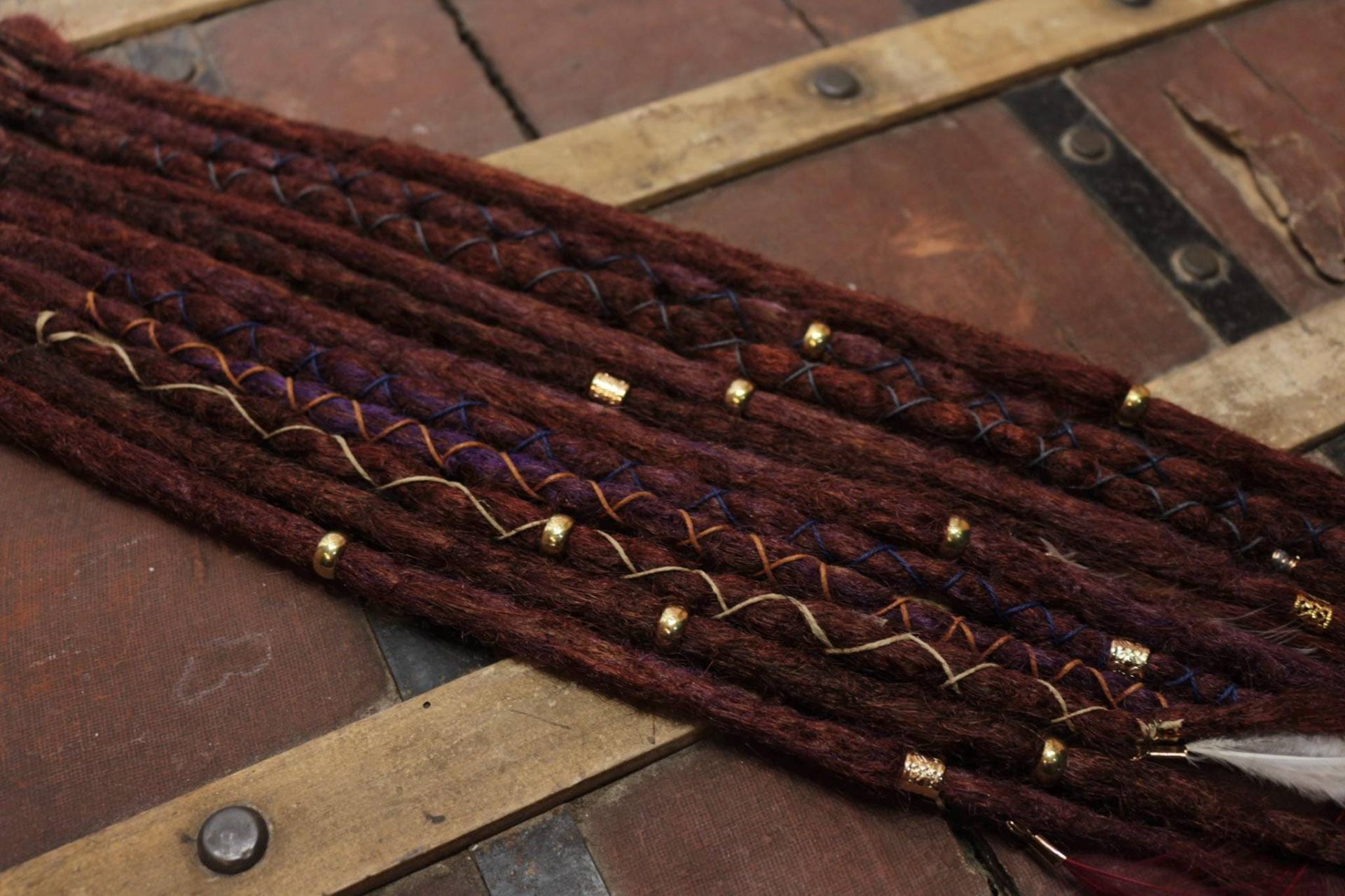 10+1 Rotbraune, Handgearbeitete Dreadlocks, Verziert Mit Wicklungen Und Perlen, in Naturoptik, 40 cm, Halbkopf, Teilweise Gefasst 10+1 Rotbraune, Handgearbeitete Dreadlocks, Verziert Mit Wicklungen Und Perlen, in Naturoptik, 40 cm, Halbkopf, Teilweise Gefasst von Etsy - Talismanbcn