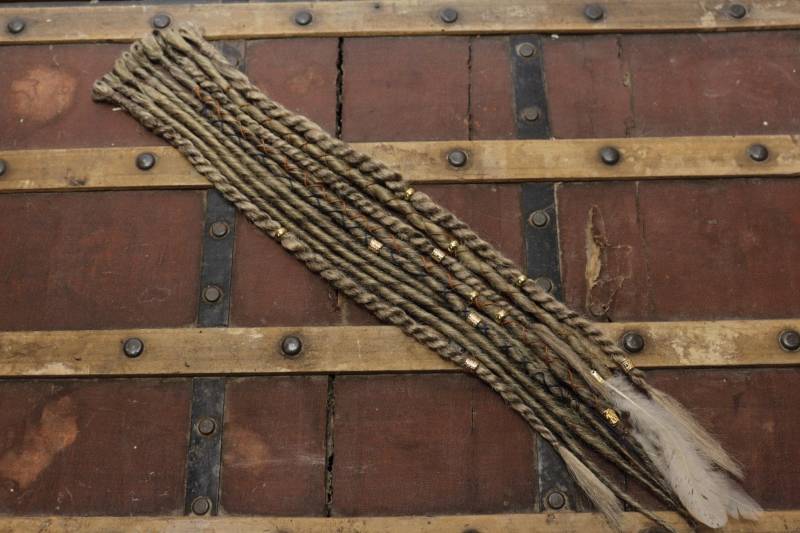 10 Einseitig Gedrehte, Aschblonde Dreadlocks, Mit Wicklungen Und Perlen Verziert, Temporäre Dread, Handarbeit, Hohe Qualität, Federn von Etsy - Talismanbcn