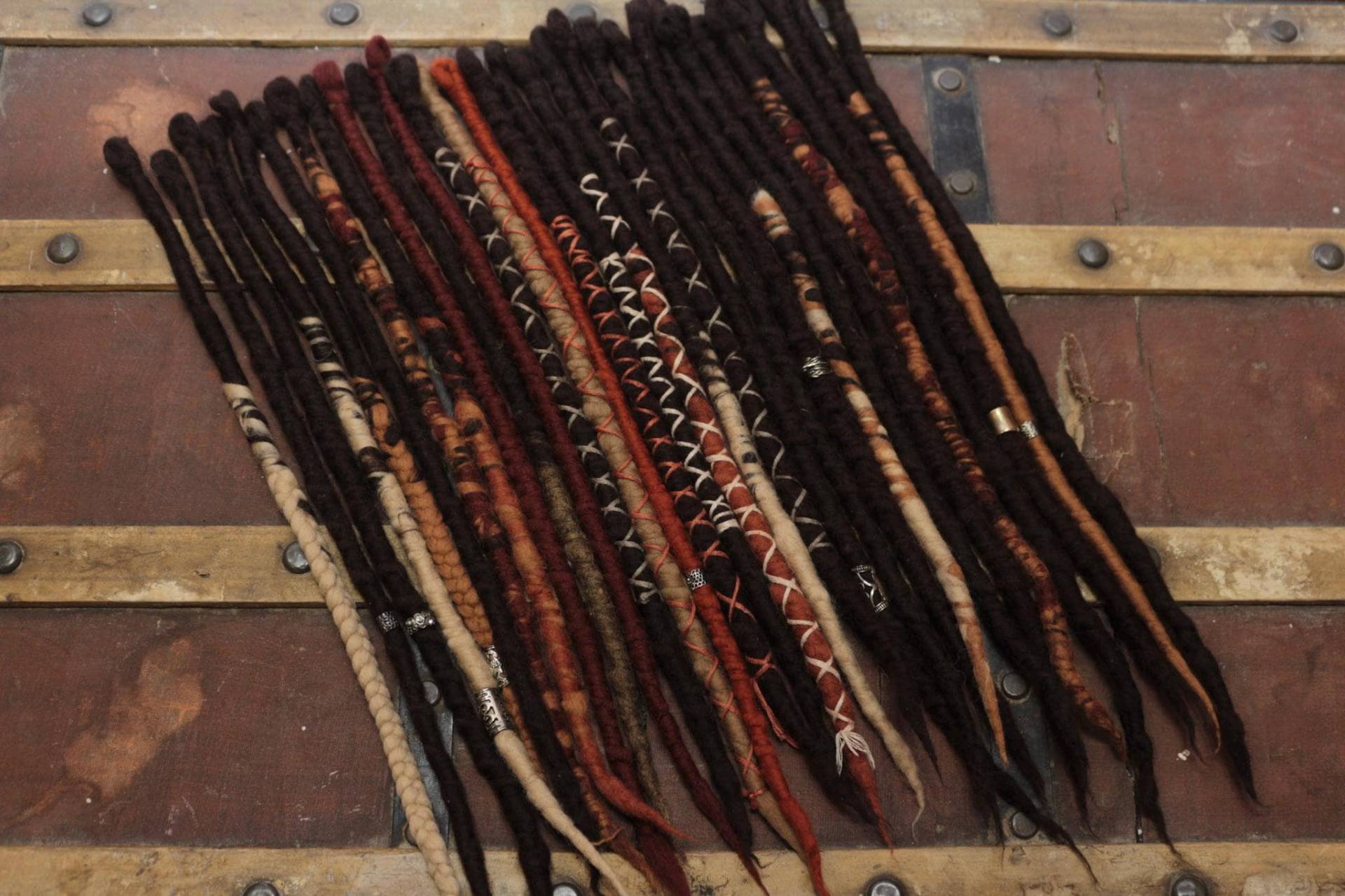 35 Handgemachte Federleichte Braune Und Herbstliche Woll-Dreadlocks, Sehr Federleicht, Dekoriert Mit Wraps Perlen, Temporäre Dreadlocks 35 Handgemachte Federleichte Braune Und Herbstliche Woll-Dreadlocks, Sehr Federleicht, Dekoriert Mit Wraps Perlen, Temporäre Dreadlocks von Etsy - Talismanbcn
