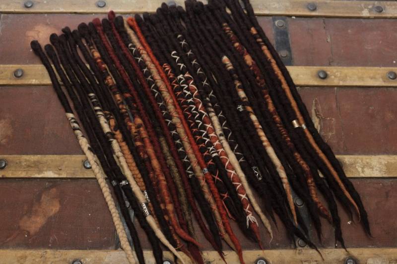 35 Handgemachte Federleichte Braune Und Herbstliche Woll-Dreadlocks, Sehr Federleicht, Dekoriert Mit Wraps Perlen, Temporäre Dreadlocks von Etsy - Talismanbcn