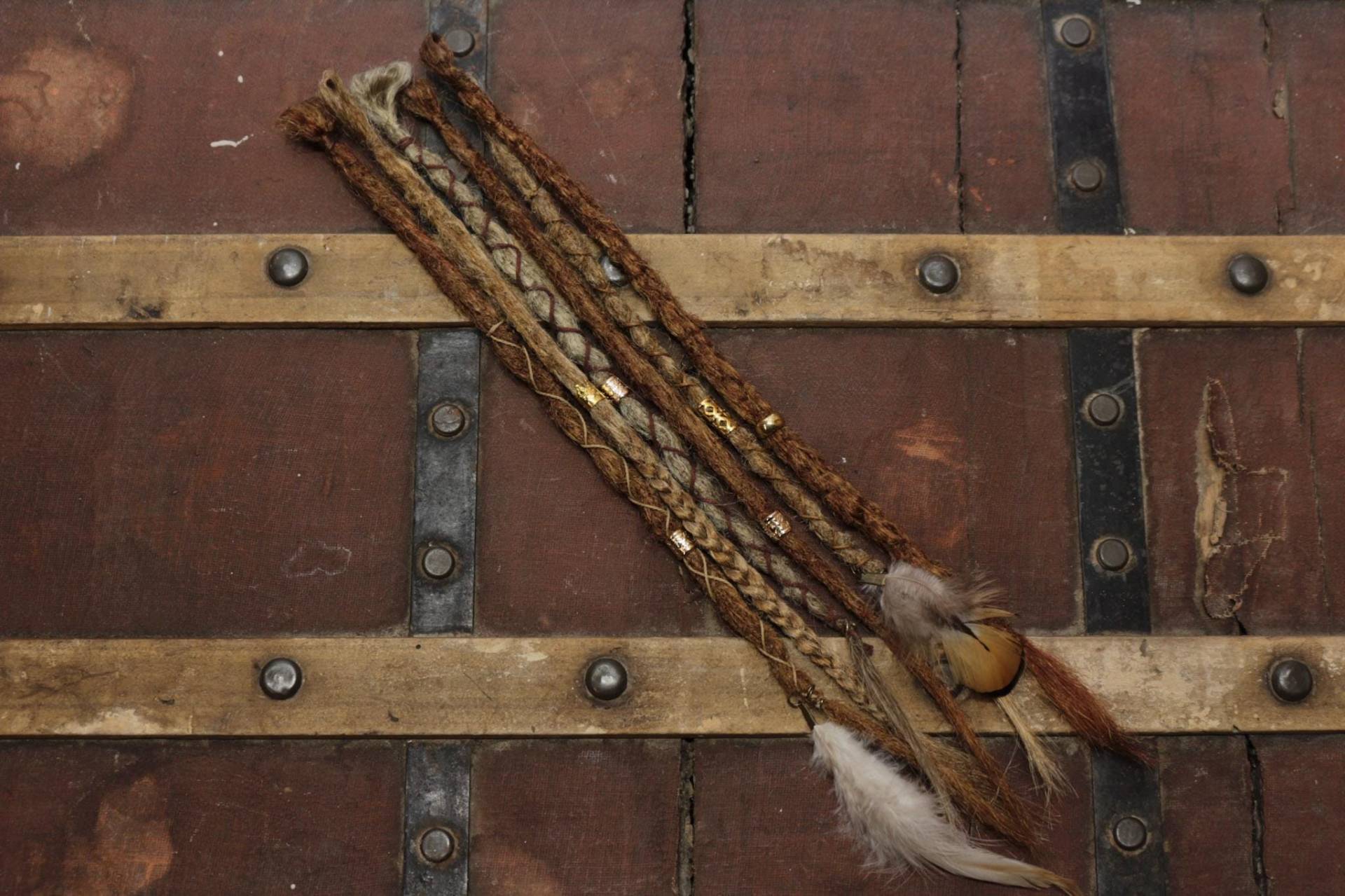 Mini Dreadlock Set, 6 Kurze Blond Braune Dreadlocks, Ultra Leicht, Verziert Mit Wraps Und Perlen, Temporäre Federn von Etsy - Talismanbcn