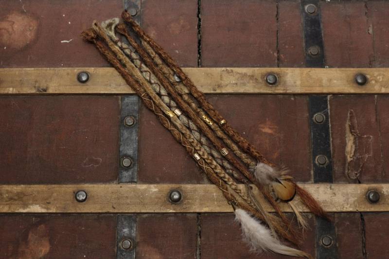 Mini Dreadlock Set, 6 Kurze Blond Braune Dreadlocks, Ultra Leicht, Verziert Mit Wraps Und Perlen, Temporäre Federn von Etsy - Talismanbcn