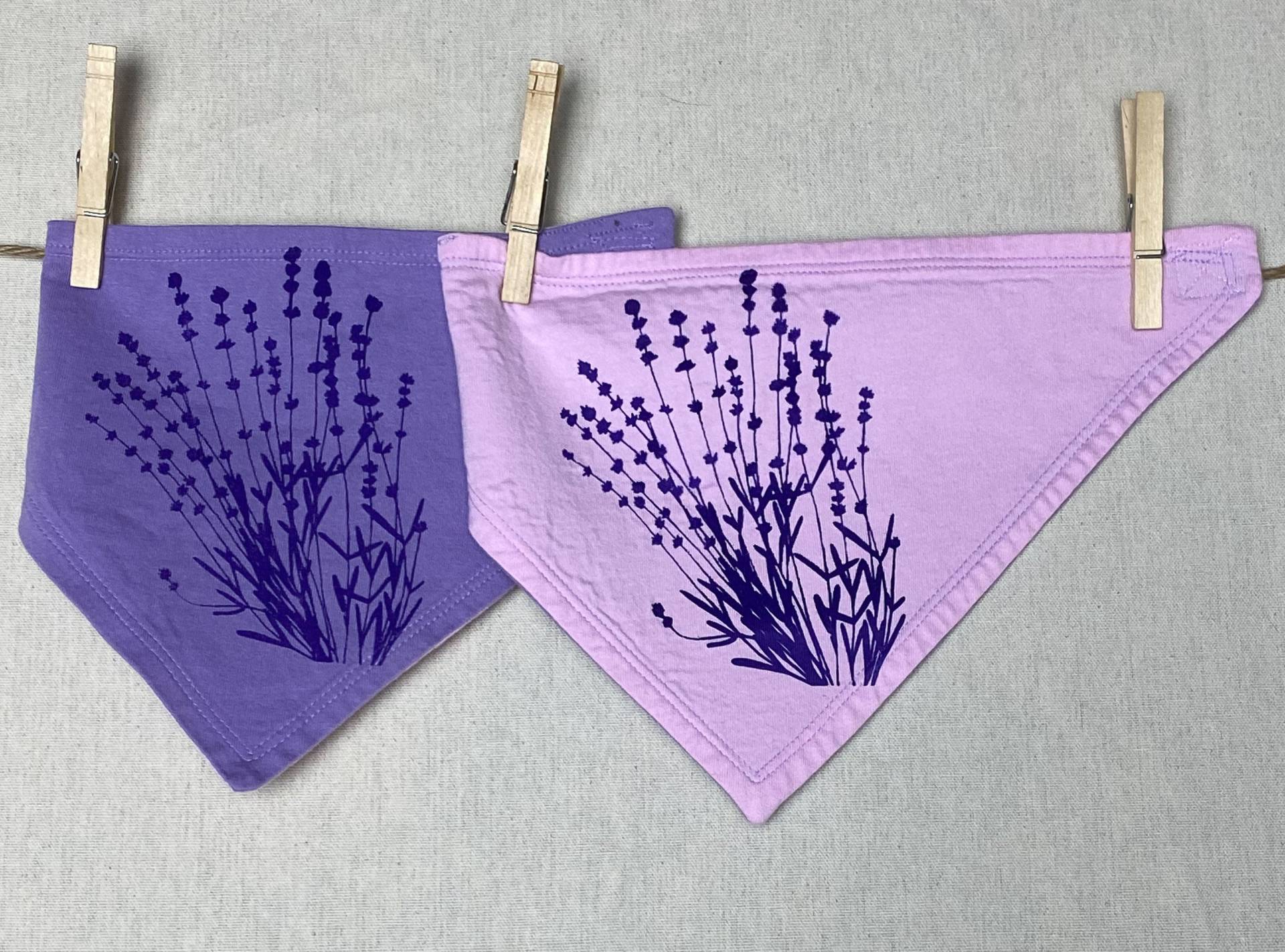 Wendbares Lavendel-Bandana-Lätzchen von Etsy - TaprootThreads