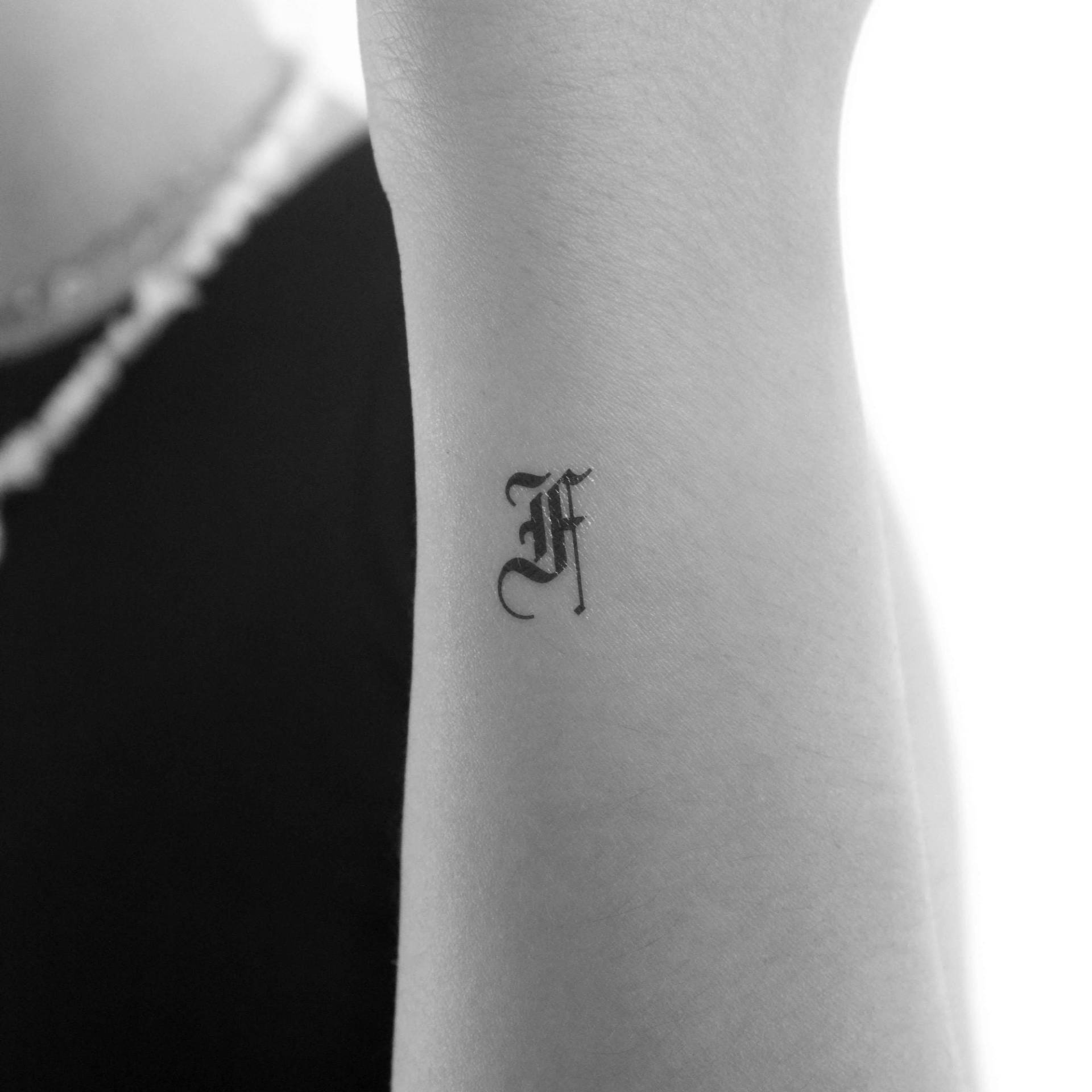 Gothic F Buchstabe Temporäres Tattoo | 3Er Set Gothic F Buchstabe Temporäres Tattoo | 3Er Set von Etsy - Tatteco