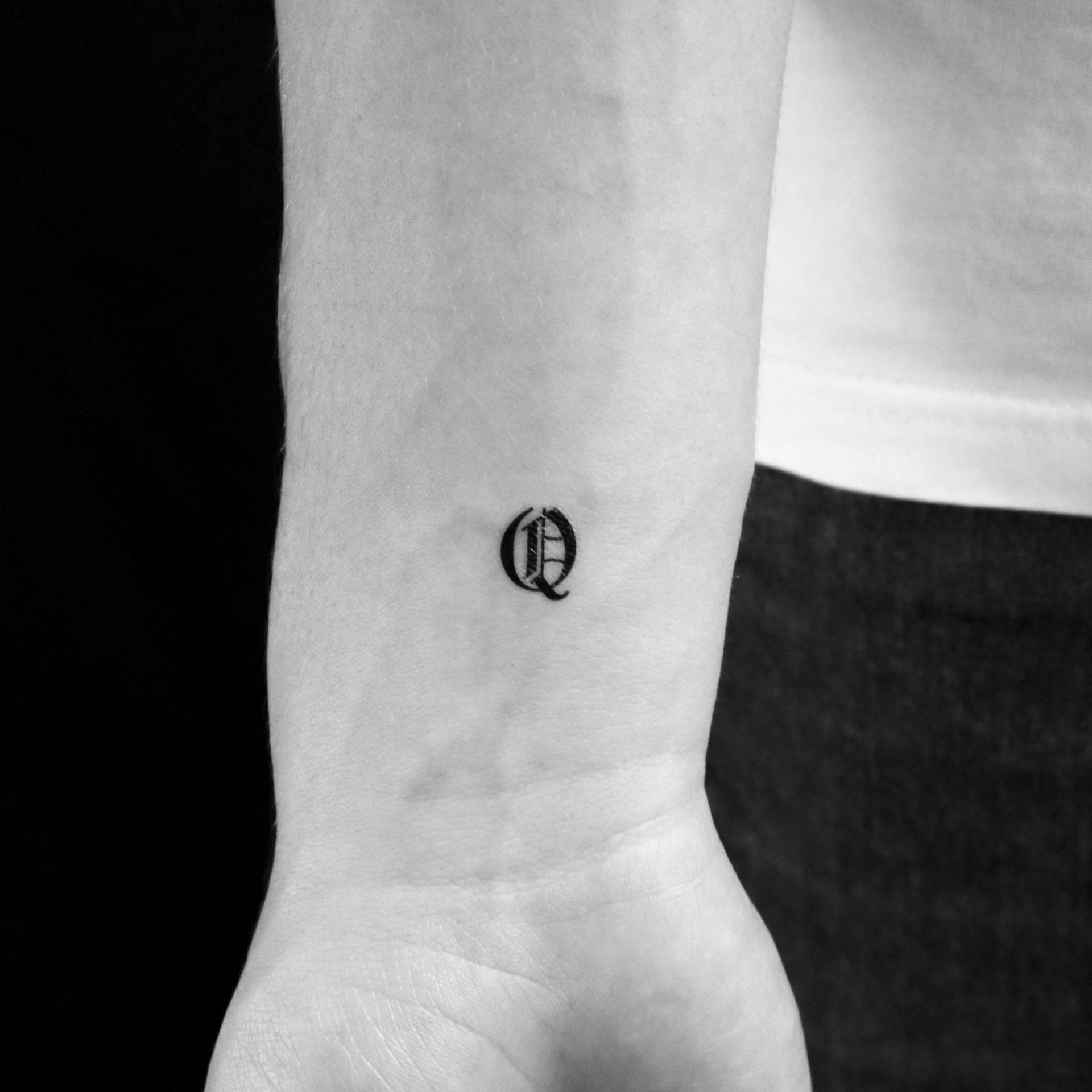Gothic Q Buchstabe Temporäres Tattoo | 3Er Set Gothic Q Buchstabe Temporäres Tattoo | 3Er Set von Etsy - Tatteco
