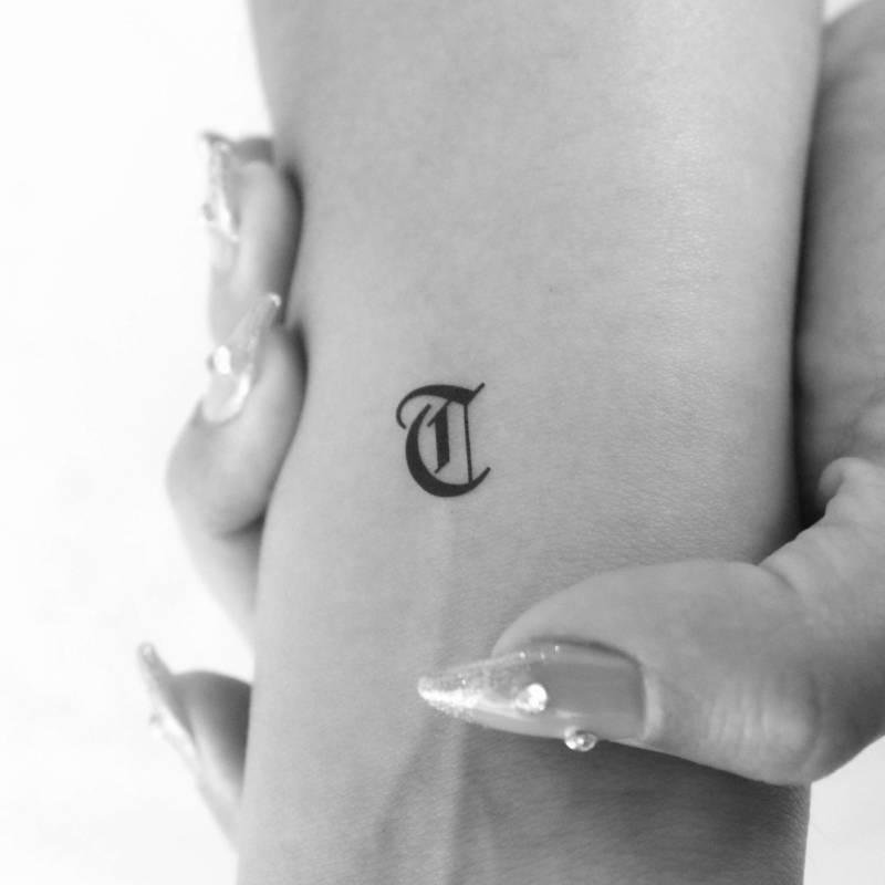 Gothic T Buchstabe Tattoo von Etsy - Tatteco