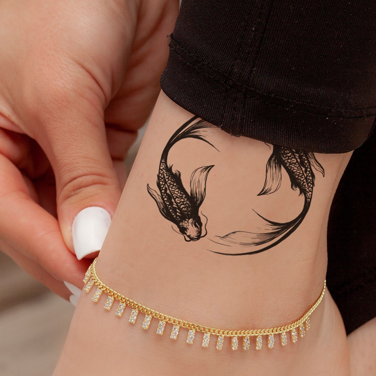 Koi Fisch Temporäres Tattoo Für Männer Und Frauen, Exklusives Handgezeichnetes Koi Fisch Temporäres Tattoo Für Männer Und Frauen, Exklusives Handgezeichnetes von Etsy - TattooYourStyle