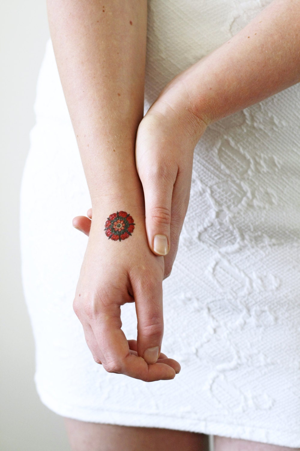 2 Kleine Rote Blumen Temporäre Tattoos | Kleines Temporäres Tattoo Florale Rotes 2 Kleine Rote Blumen Temporäre Tattoos | Kleines Temporäres Tattoo Florale Rotes von Etsy - Tattoorary