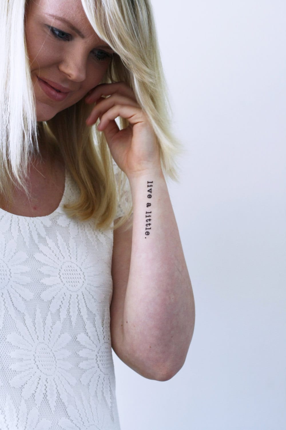 2 Live A Little Temporäre Tattoos | Zitat Temporäres Tattoo Wort Fake Typografie Schreibmaschine 2 Live A Little Temporäre Tattoos | Zitat Temporäres Tattoo Wort Fake Typografie Schreibmaschine von Etsy - Tattoorary