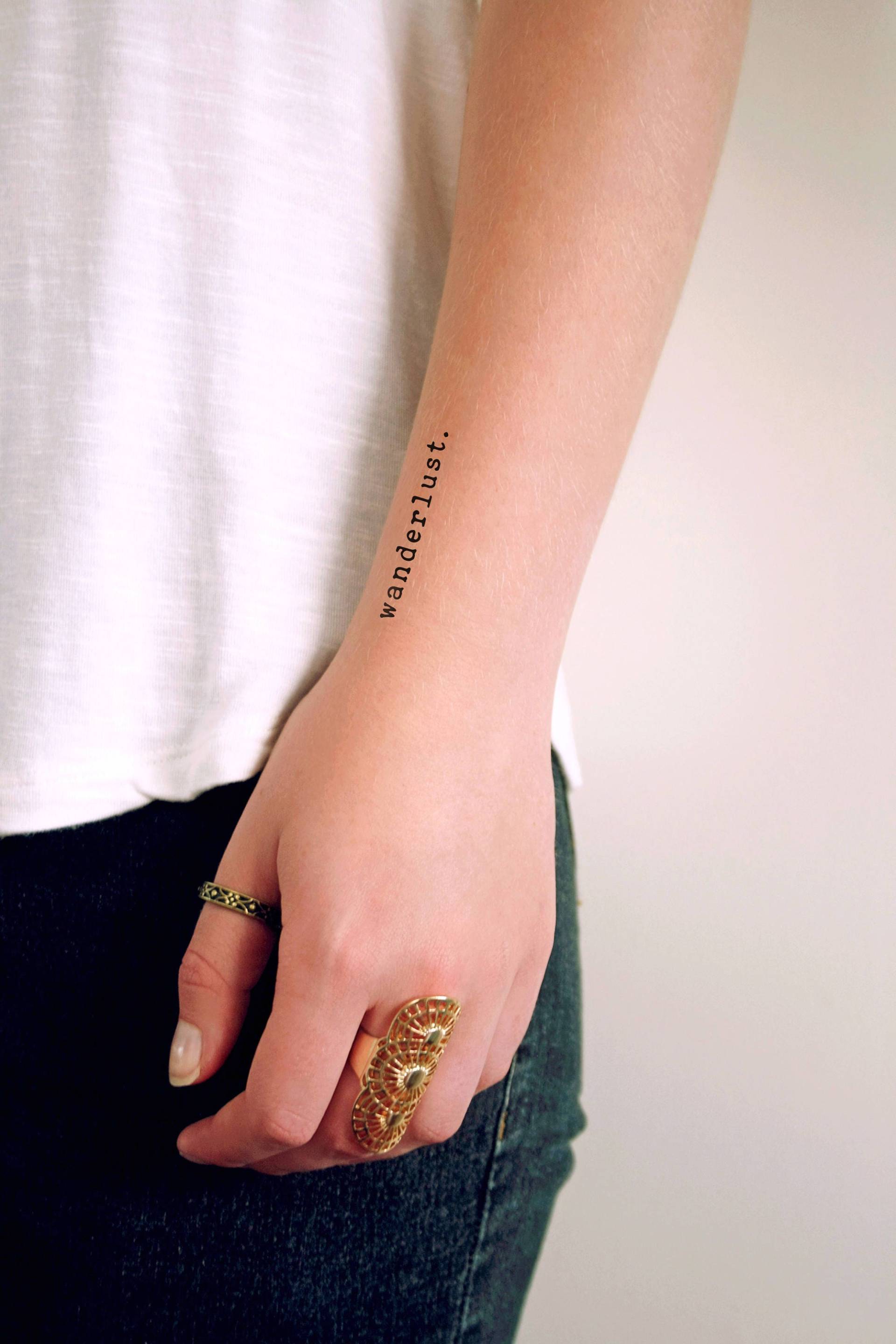 2 Wanderlust Temporäre Tattoos | Zitat Temporäres Tattoo Wort Fake Typografie Schreibmaschine 2 Wanderlust Temporäre Tattoos | Zitat Temporäres Tattoo Wort Fake Typografie Schreibmaschine von Etsy - Tattoorary