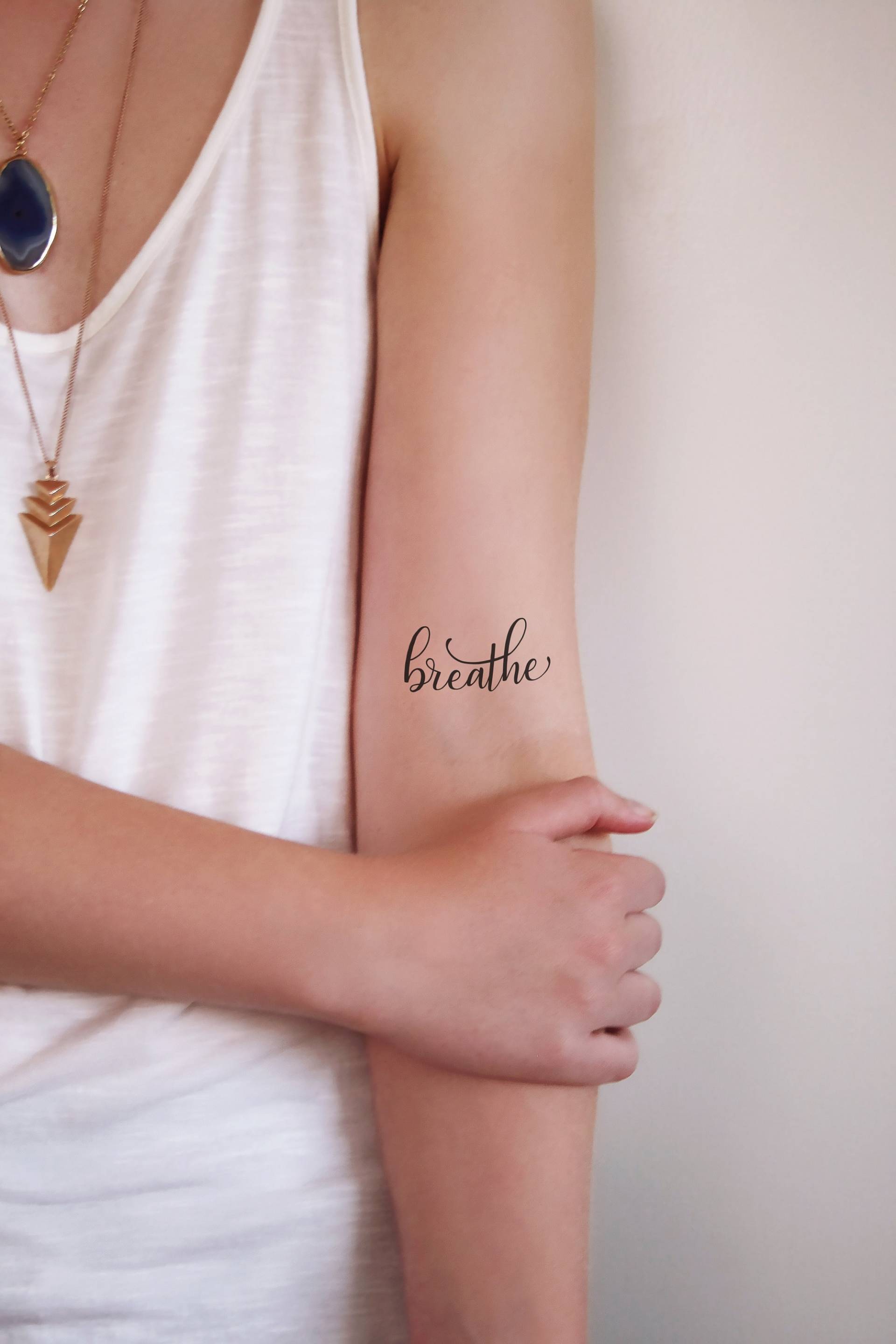 Atmen Temporäres Tattoo | Wort Kleines Spruch Atmen Geschenk Schönheit Selbstfürsorge Atmen Temporäres Tattoo | Wort Kleines Spruch Atmen Geschenk Schönheit Selbstfürsorge von Etsy - Tattoorary