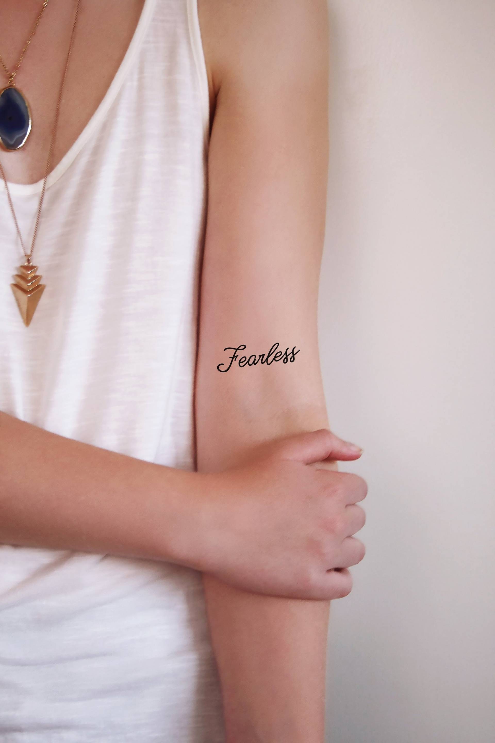 Furchtlos Temporäres Tattoo | Wort Kleines Spruch Furchtloses Typografie Geschenk Furchtlos Temporäres Tattoo | Wort Kleines Spruch Furchtloses Typografie Geschenk von Etsy - Tattoorary