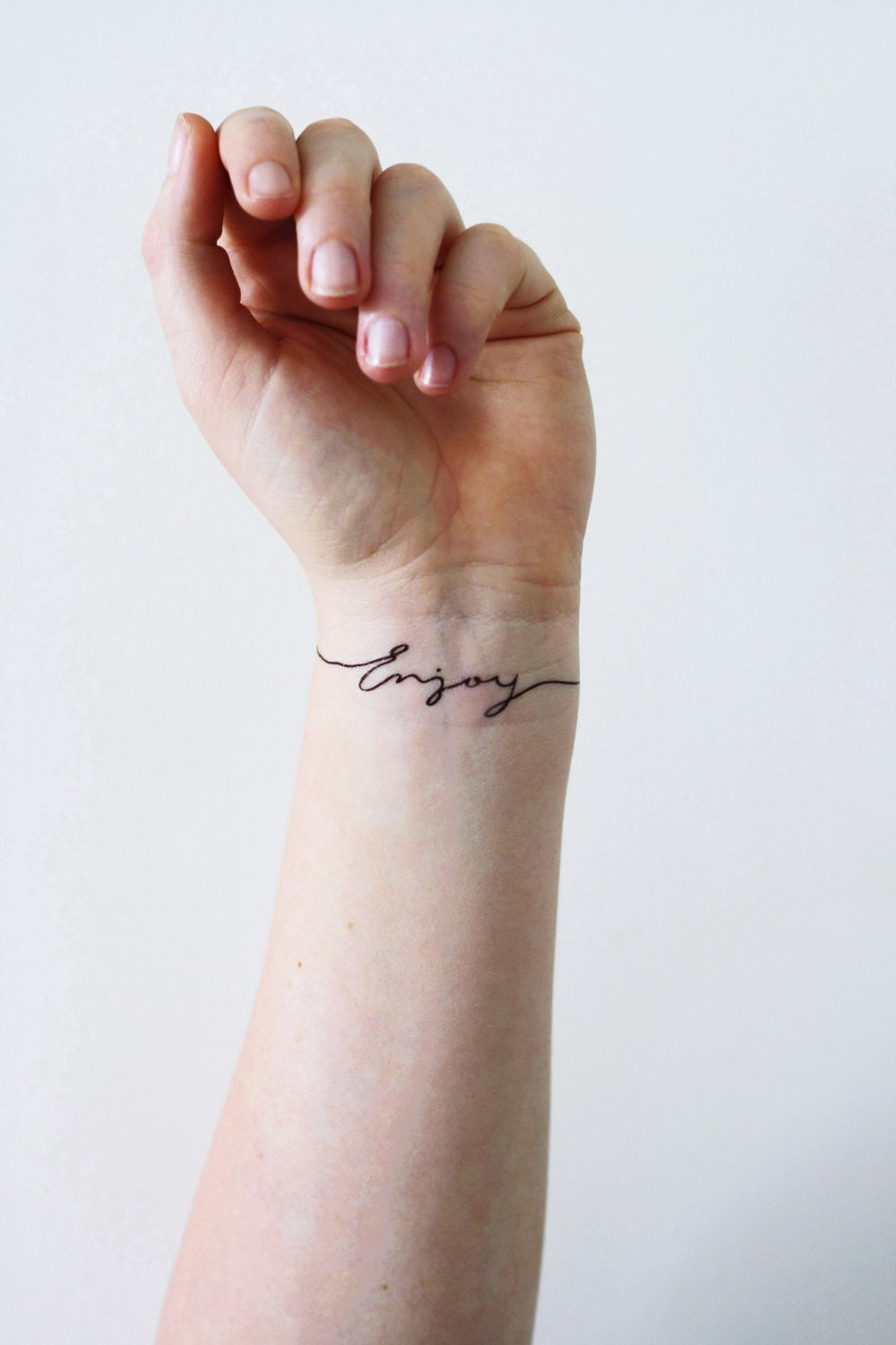 Genießen Sie Temporäres Tattoo Set | Typografie Geschenkidee Kleines Handgelenktattoo Wort Mädchen Geschenk Genießen Sie Temporäres Tattoo Set | Typografie Geschenkidee Kleines Handgelenktattoo Wort Mädchen Geschenk von Etsy - Tattoorary