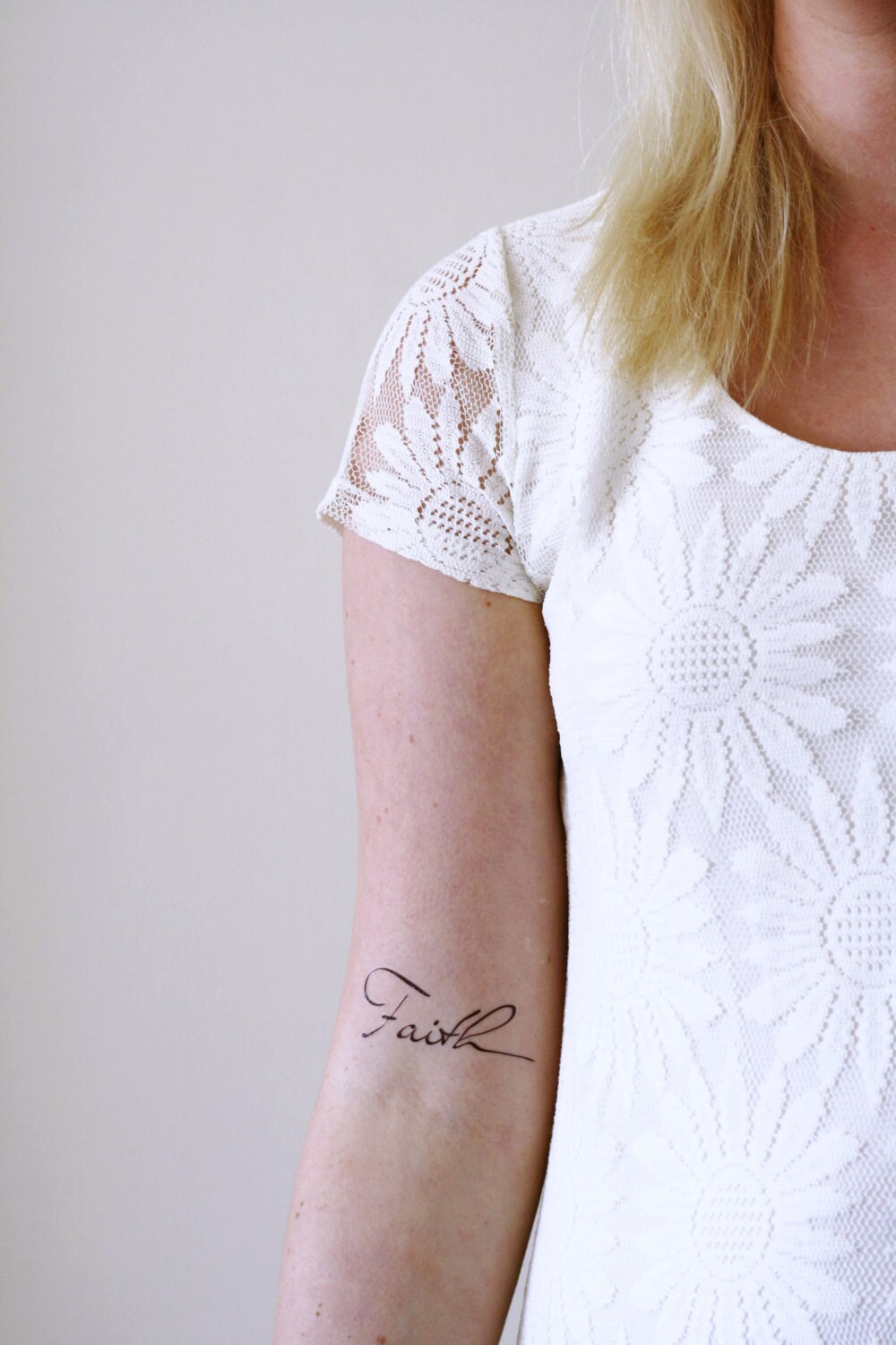Glaube Temporäres Tattoo | Typografie Geschenkidee Kleines Handgelenktattoo Wort Mädchen Geschenk Glaube Temporäres Tattoo | Typografie Geschenkidee Kleines Handgelenktattoo Wort Mädchen Geschenk von Etsy - Tattoorary