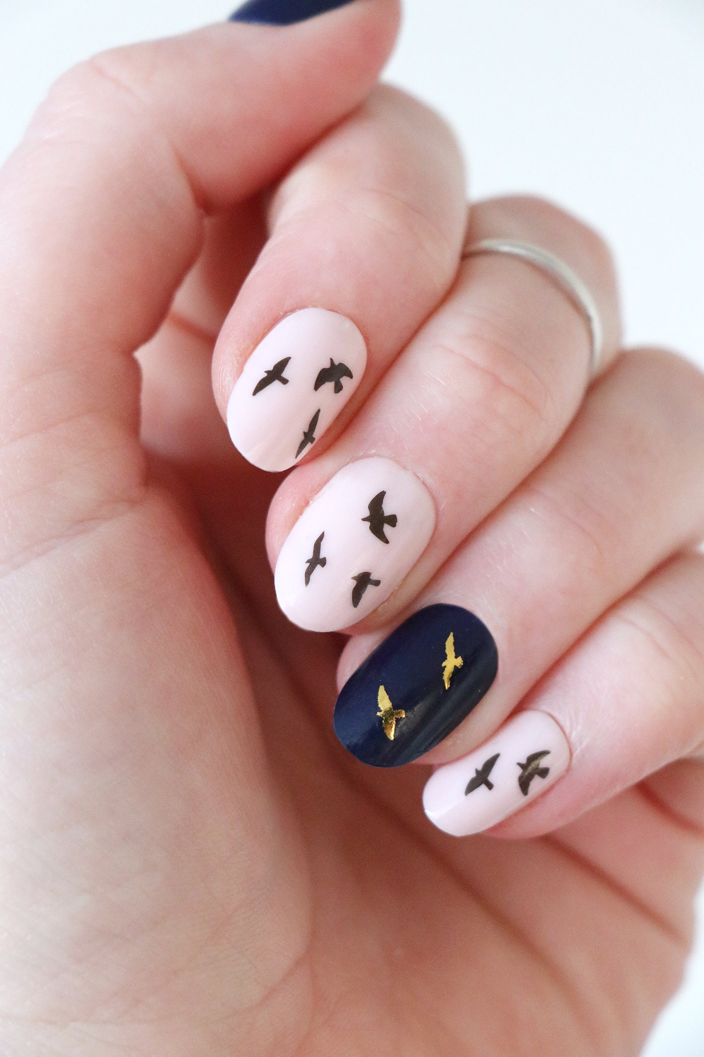 Gold Und Schwarz Fliegender Vogel Waterslide Nagel Abziehbilder | Trendige Nailart Leicht Anzubringen Geschenk Schönheit Selbstfürsorge Gold Und Schwarz Fliegender Vogel Waterslide Nagel Abziehbilder | Trendige Nailart Leicht Anzubringen Geschenk Schönheit Selbstfürsorge von Etsy - Tattoorary