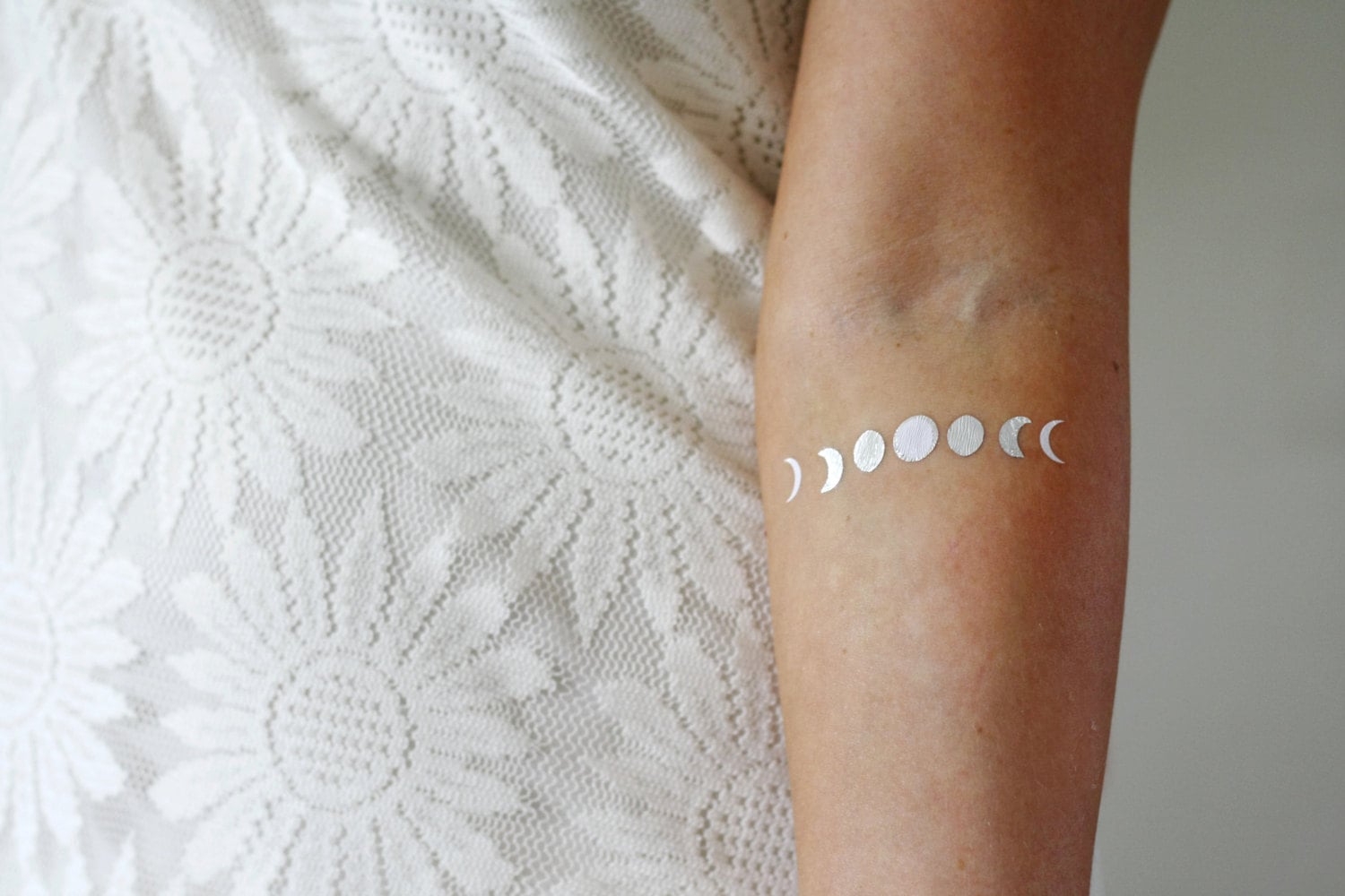 Gold Und Silber | Weiße Mondphase Temporäres Tattoo Boho Mond Goldtattoo Festival Geschenk Schön Gold Und Silber | Weiße Mondphase Temporäres Tattoo Boho Mond Goldtattoo Festival Geschenk Schön von Etsy - Tattoorary