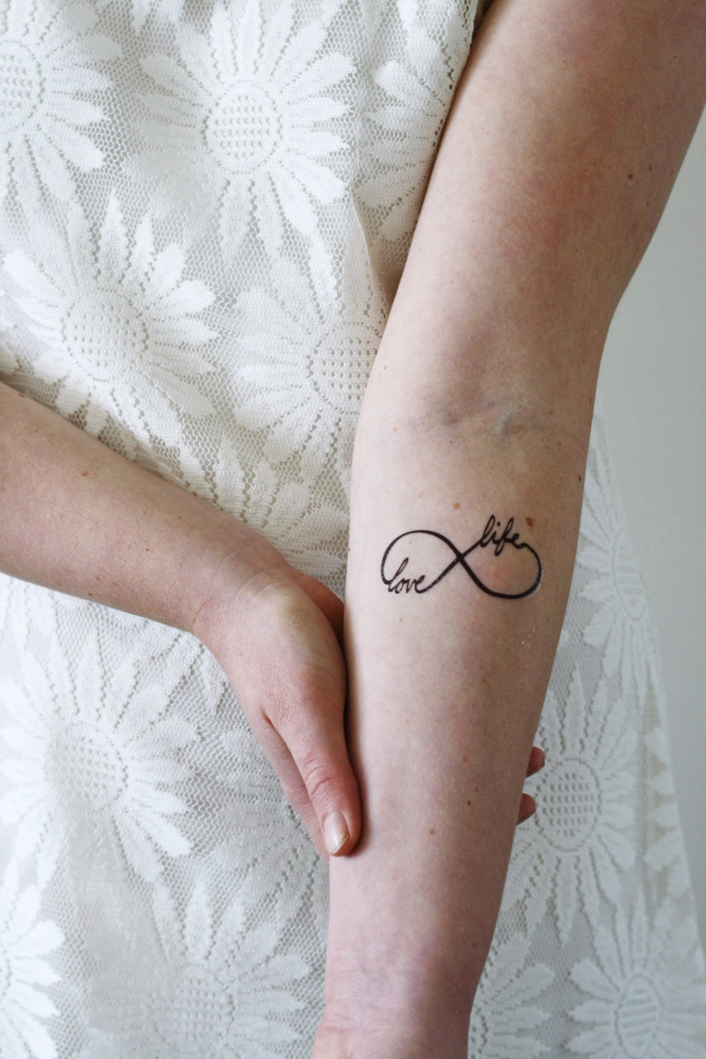 Infinity Temporäres Tattoo | Liebe Das Leben Erbauliche Geschenkidee Unendlichkeitssymbol Infinity Temporäres Tattoo | Liebe Das Leben Erbauliche Geschenkidee Unendlichkeitssymbol von Etsy - Tattoorary