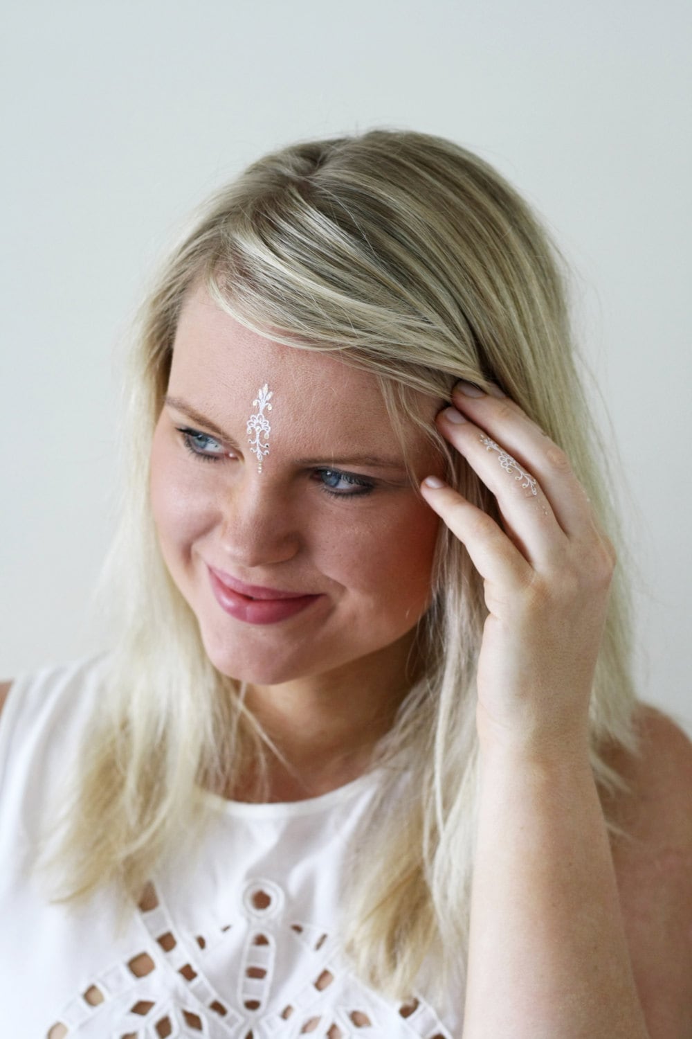 Kleine Weiße Und Goldene Stirn Temporäre Tattoos | Boho Temporäres Tattoo Gesichtstattoo Weiß Festival Geschenk Schön Kleine Weiße Und Goldene Stirn Temporäre Tattoos | Boho Temporäres Tattoo Gesichtstattoo Weiß Festival Geschenk Schön von Etsy - Tattoorary
