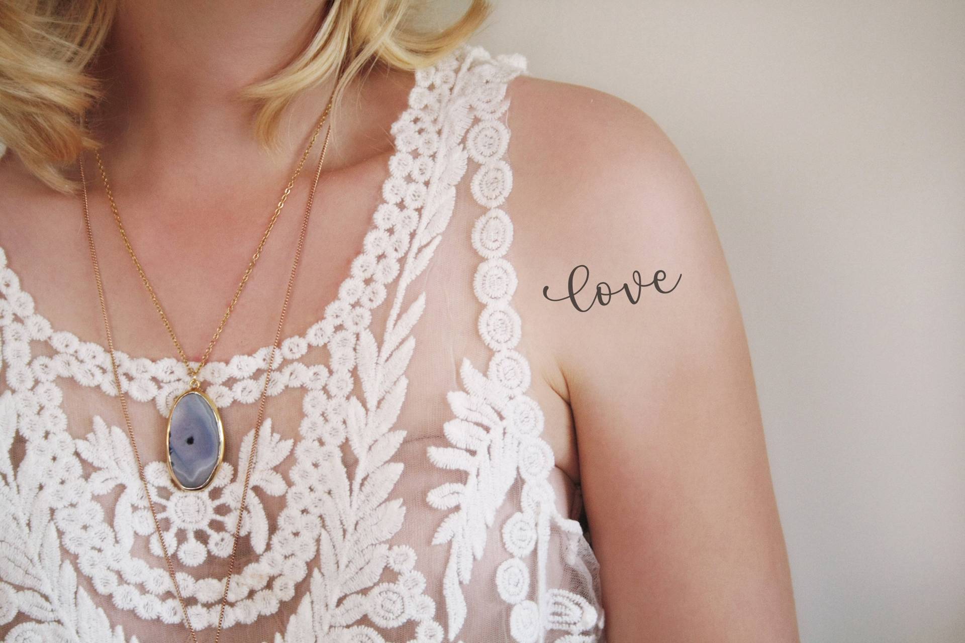 Liebe Temporäres Tattoo | Wort Kleines Spruch Liebestattoo Liebespaar Liebhaber Geschenk Valentinstag Liebe Temporäres Tattoo | Wort Kleines Spruch Liebestattoo Liebespaar Liebhaber Geschenk Valentinstag von Etsy - Tattoorary
