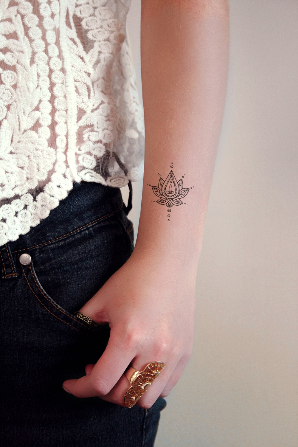 Lotus Temporäres Tattoo | Boho Schmuck Henna-Tattoo Henna-stil Geschenk Größe/Maße/Gewicht Lotus Temporäres Tattoo | Boho Schmuck Henna-Tattoo Henna-stil Geschenk Größe/Maße/Gewicht von Etsy - Tattoorary