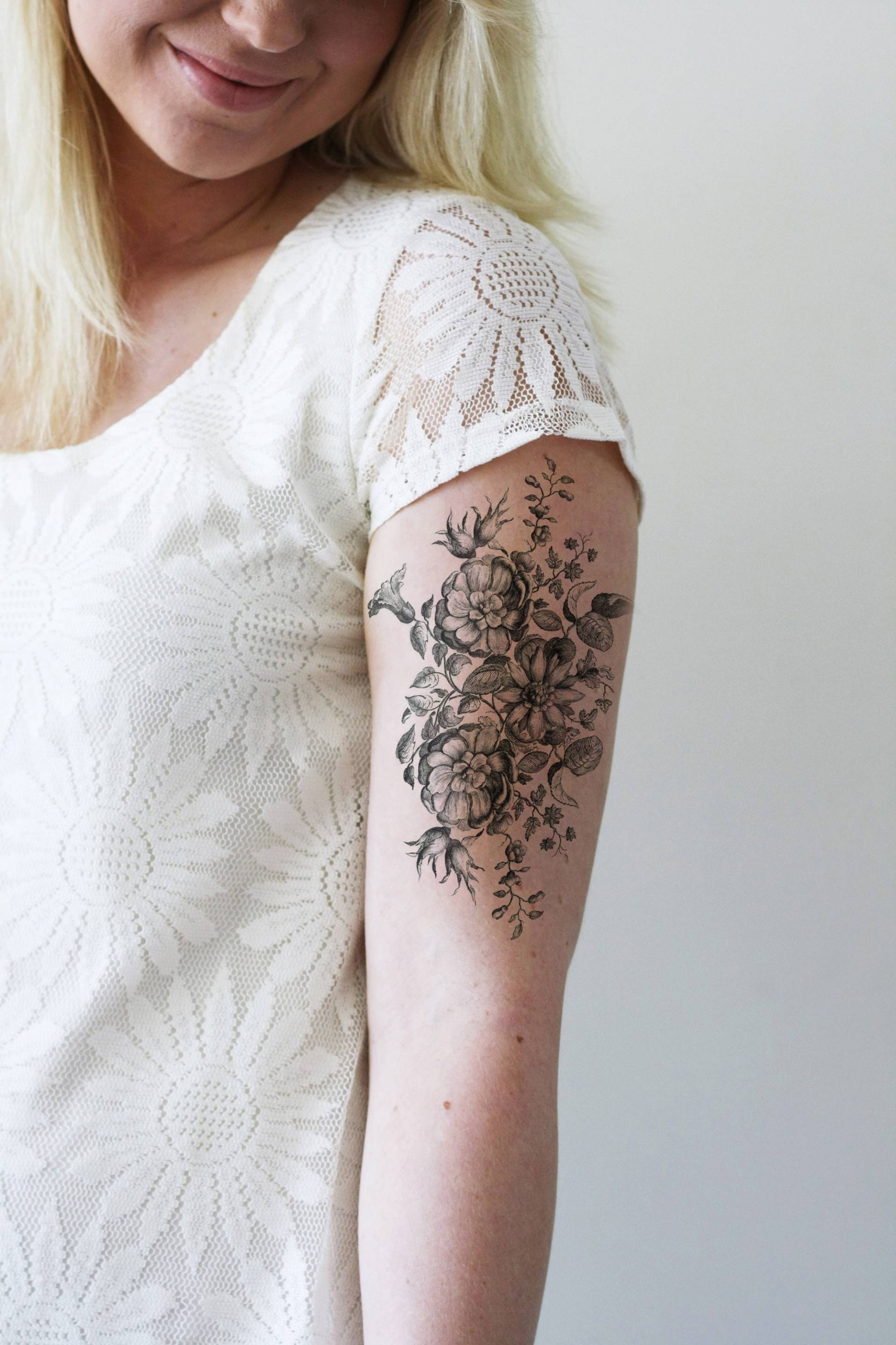 Schwarz-Weißes Florales Temporäres Tattoo | Großes Blumentattoo Vintage Blume Blumen Schwarz-Weißes Florales Temporäres Tattoo | Großes Blumentattoo Vintage Blume Blumen von Etsy - Tattoorary