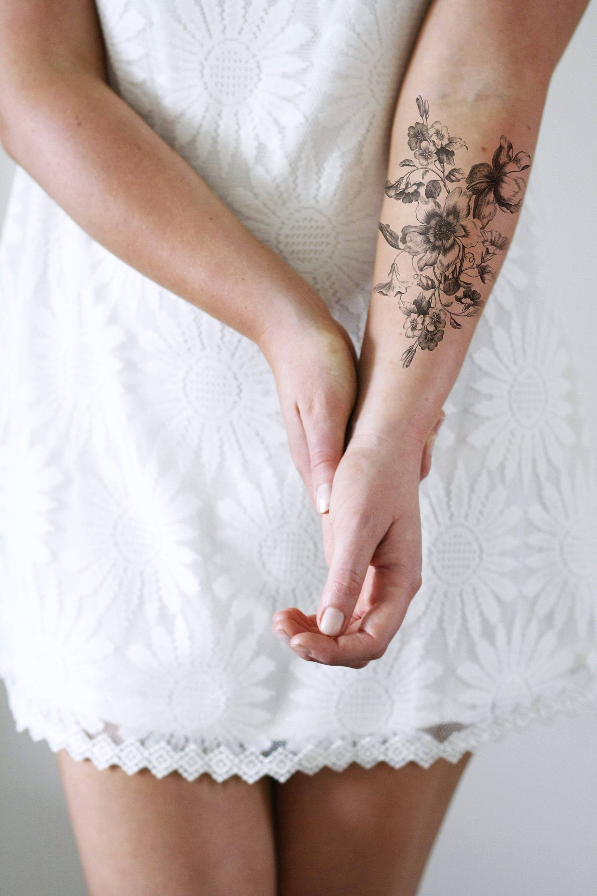 Schwarz-Weißes Florales Temporäres Tattoo | Großes Blumentattoo Vintage Blume Blumen Schwarz-Weißes Florales Temporäres Tattoo | Großes Blumentattoo Vintage Blume Blumen von Etsy - Tattoorary