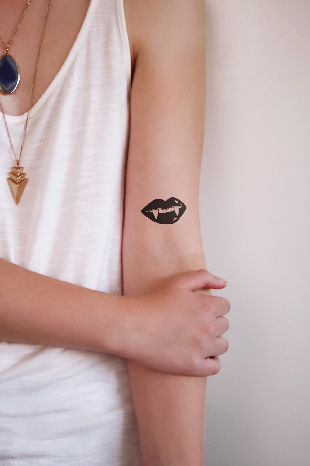 Vampirzähne Temporäre Tattoos | Lippen Tattoo Kleines Temporäres Halloween Aufkleber Vampir Geschenk Schön Vampirzähne Temporäre Tattoos | Lippen Tattoo Kleines Temporäres Halloween Aufkleber Vampir Geschenk Schön von Etsy - Tattoorary