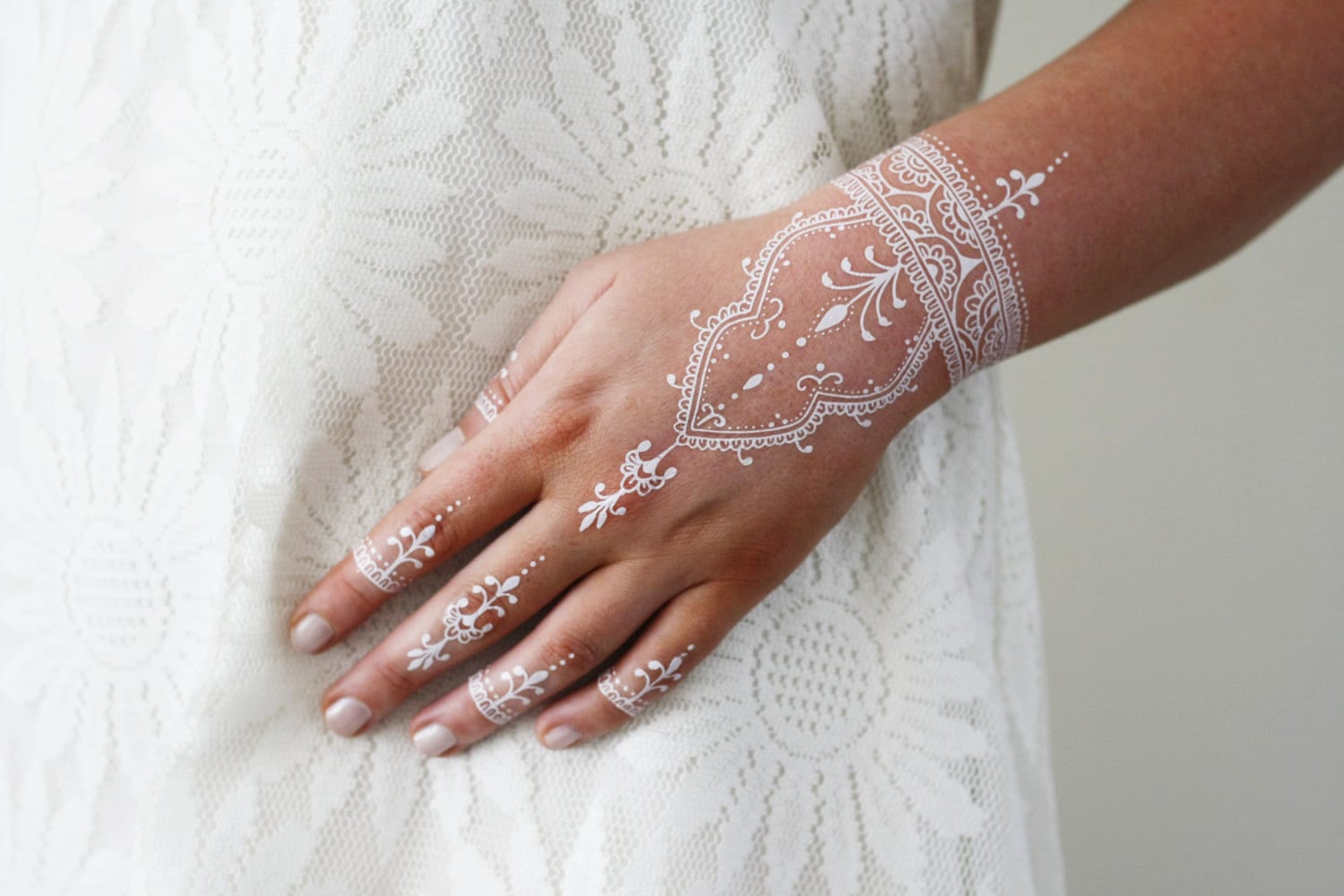 Weißes Henna Temporäre Tattoo | Boho Temporäres Henna-stil Geschenk Festival Accessoire Weißes Henna Temporäre Tattoo | Boho Temporäres Henna-stil Geschenk Festival Accessoire von Etsy - Tattoorary