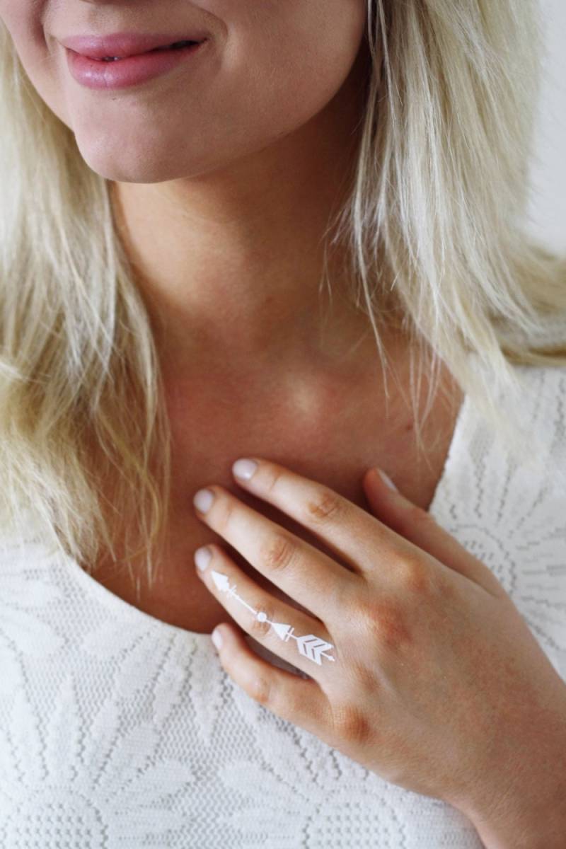 Zwei Weiße Pfeil Temporäre Tattoos | Weißes Temporäres Tattoo Boho Geschenk Weiß Festival Schmuck Größe/Maße/Gewicht von Etsy - Tattoorary