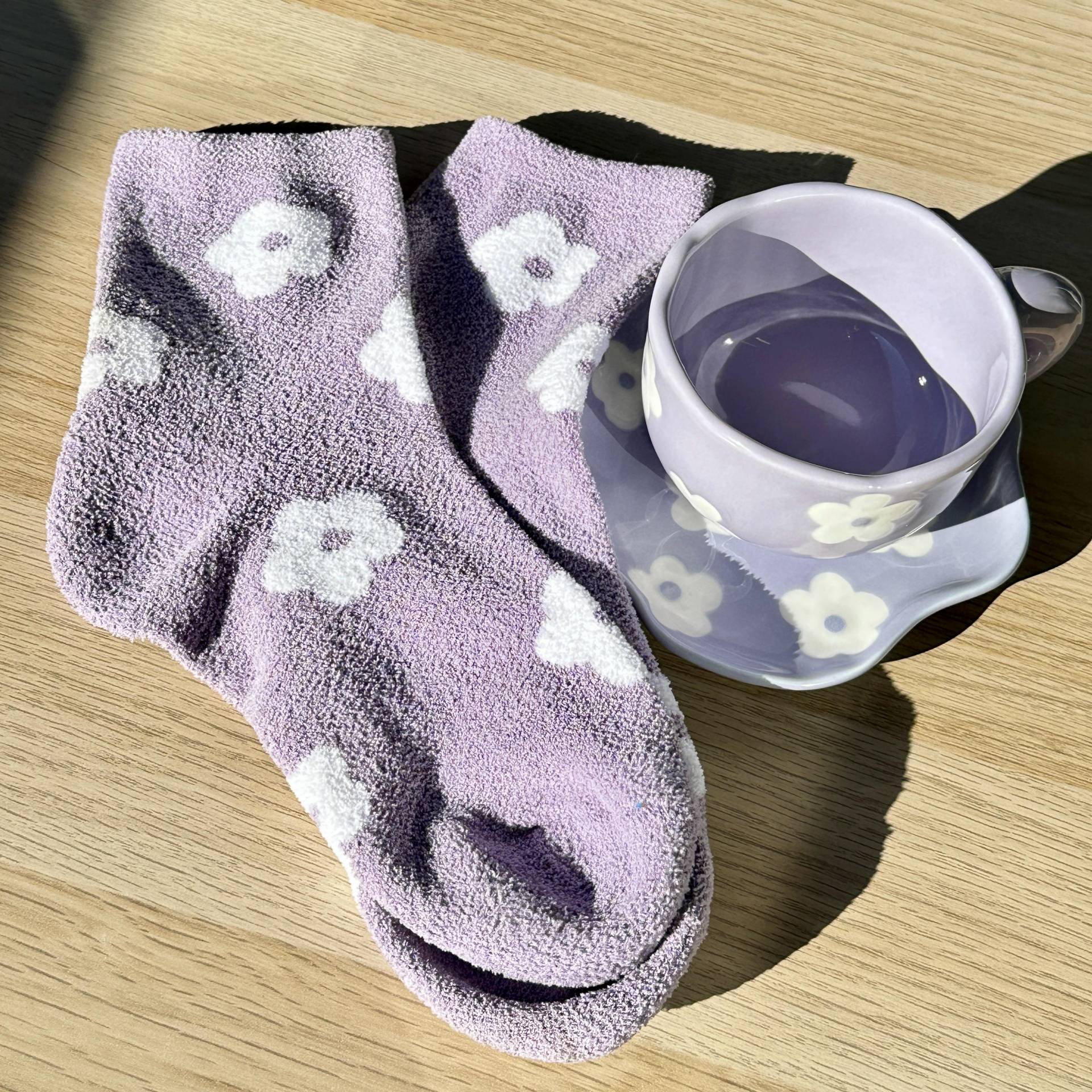 Mug & Sock Geschenkset Für Frauen, Lila Gänseblümchen-Blumen-Design, Girly Keramik-Kaffeetasse Mit Untertassen-Kit, Valentinstag Geschenkidee Sie von Etsy - TerraCeramicsLA